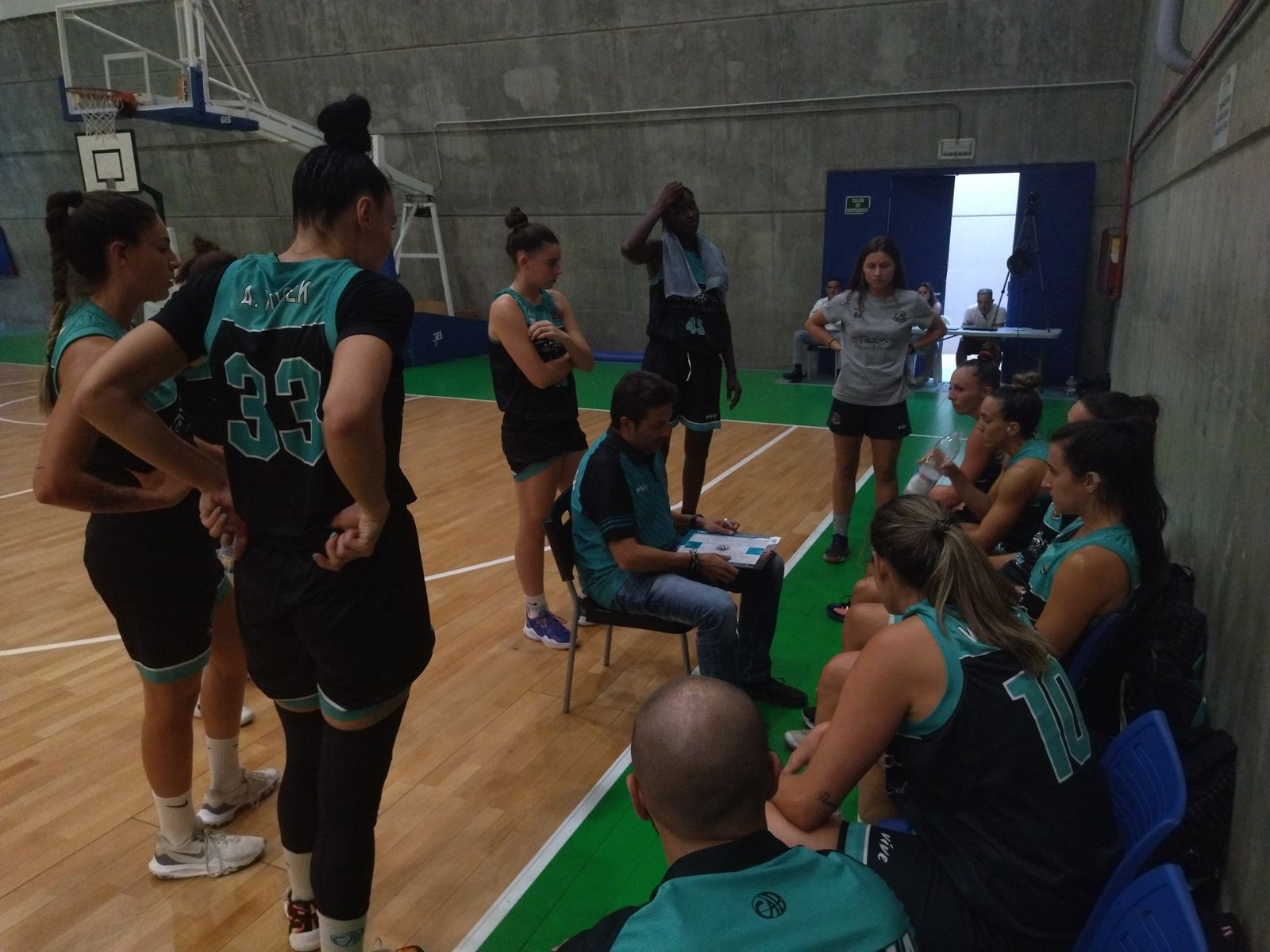 Pablo Bernabé dando indicaciones a sus jugadoras.