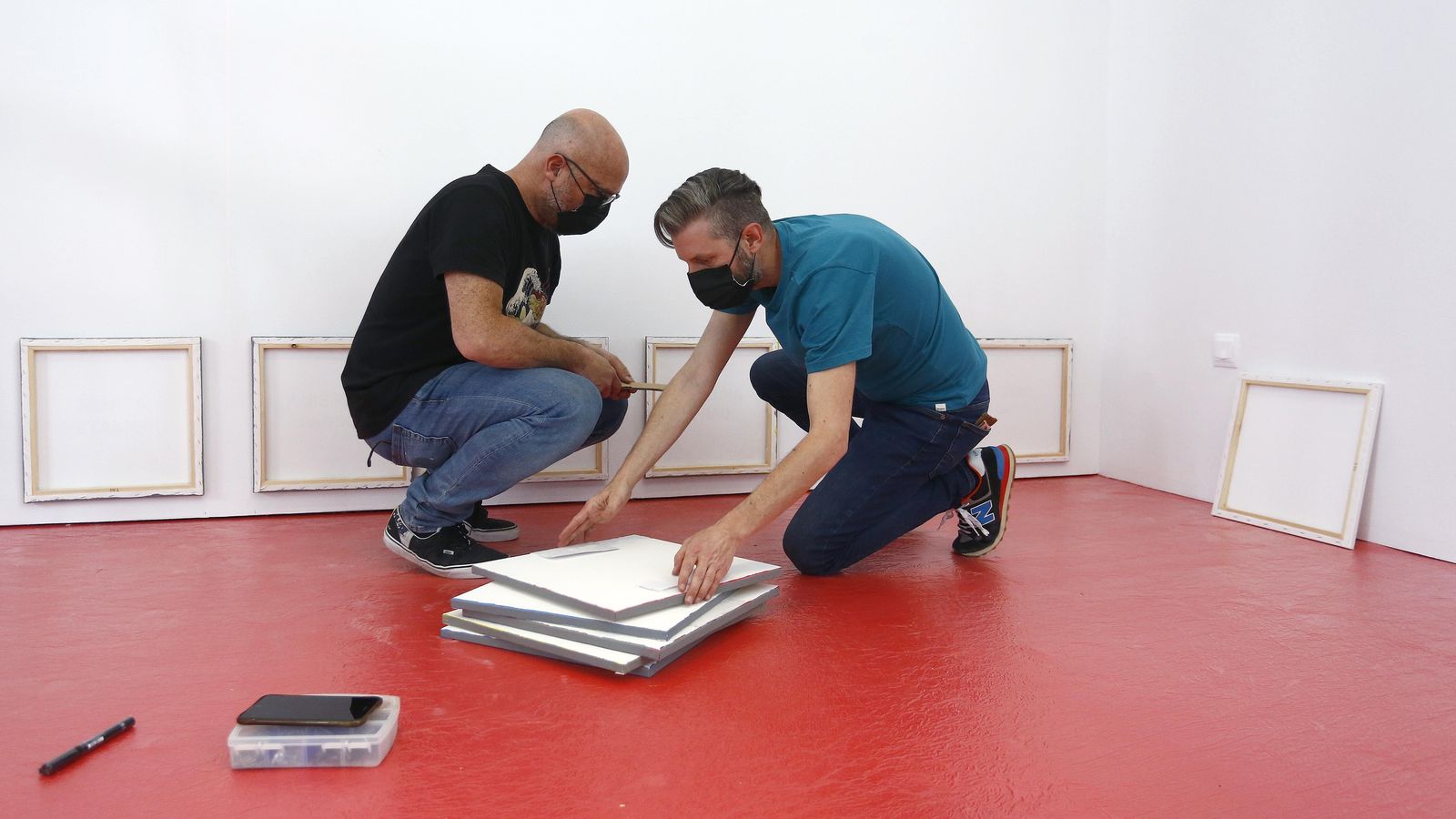 Los dos artistas, en plena instalación de '1%'.