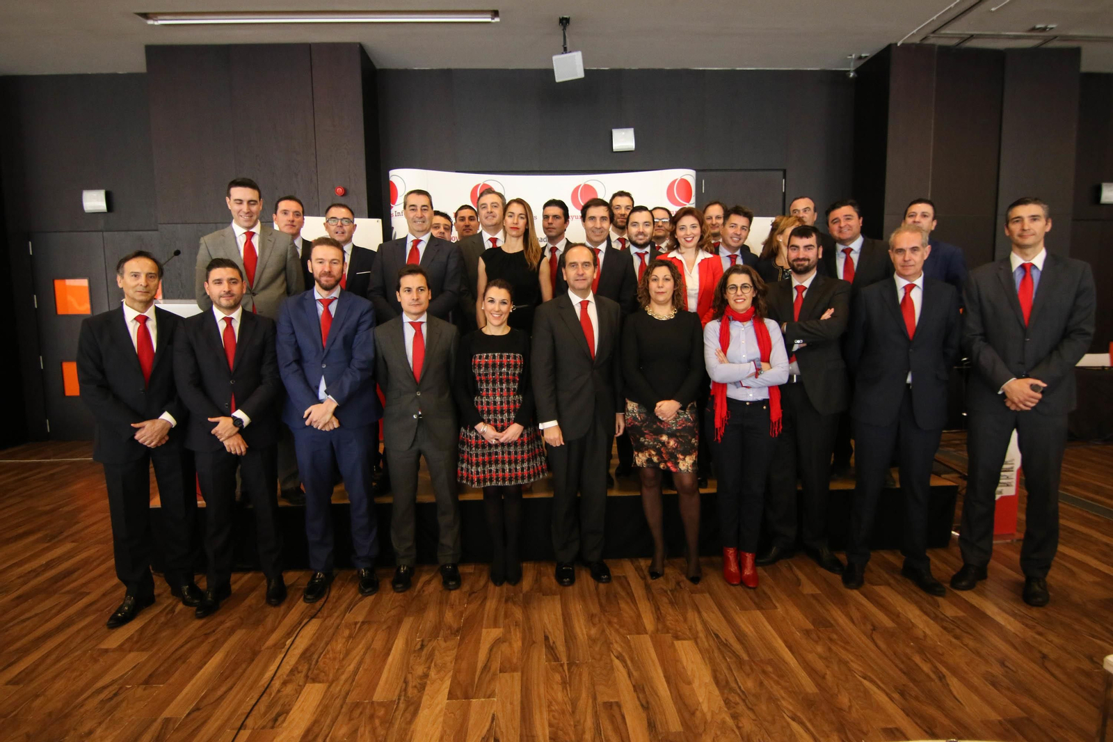 El equipo de profesionales del Santander , que acudió ayer al Desayuno Informativo, posó junto a Alberto Delgado tras finalizar la jornada.