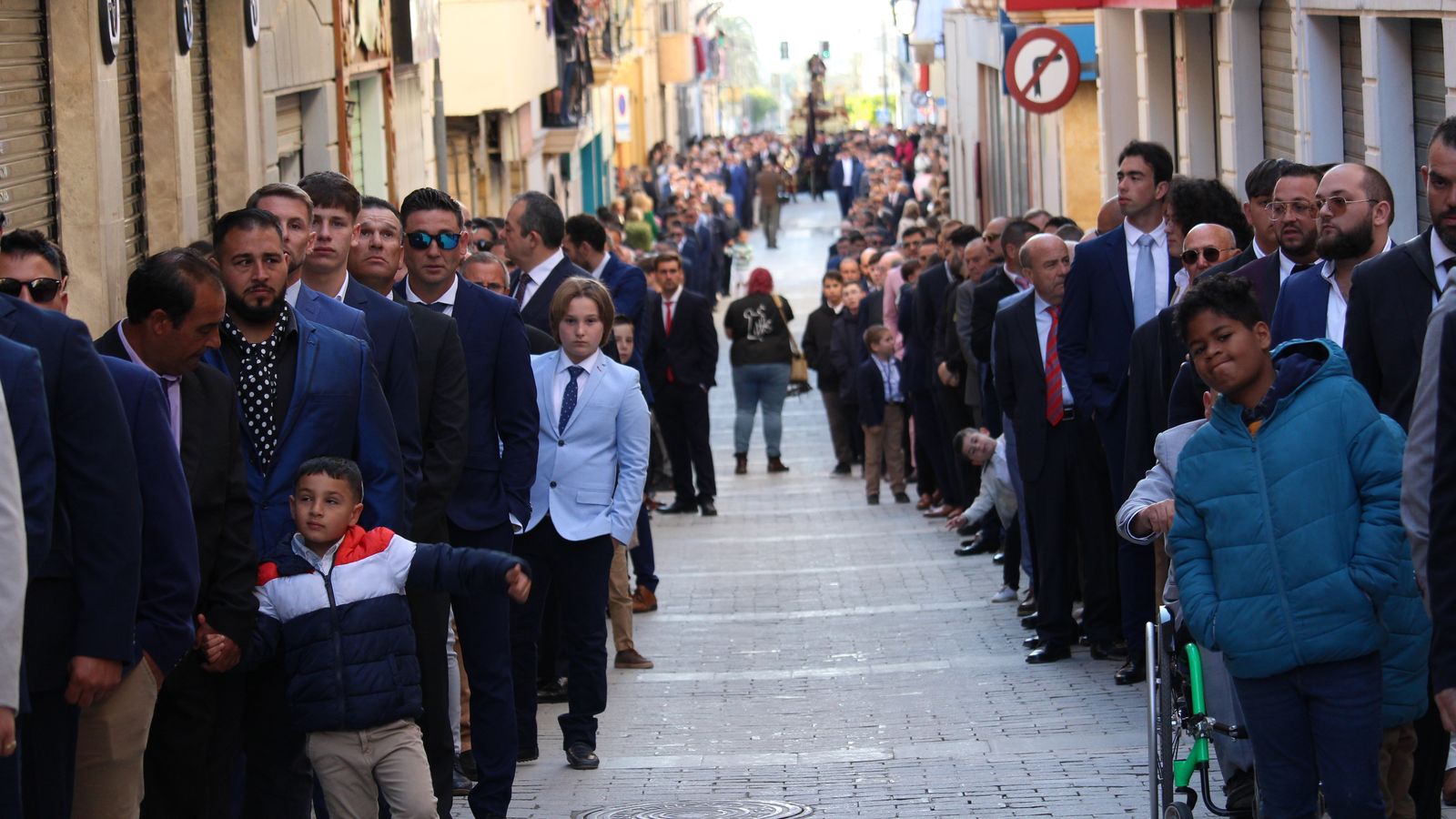 Hileras de hombres subiendo a la Plaza Mayor.