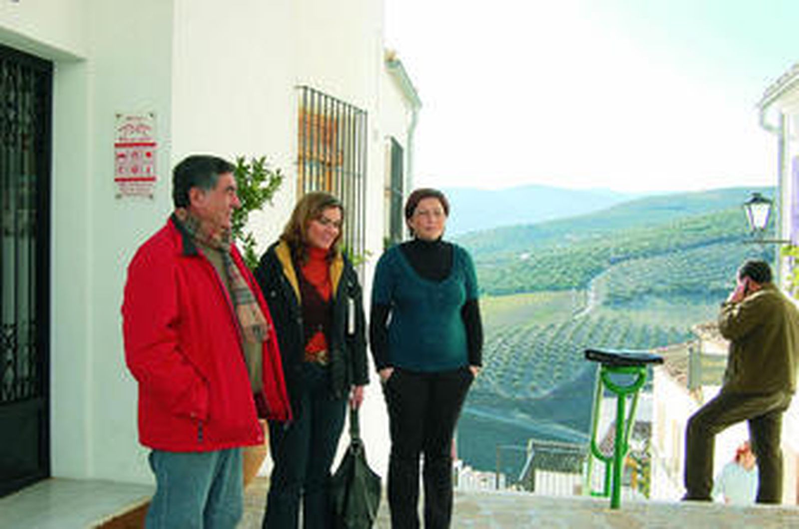 José Calvo, María Jesús Serrano y Natividad Adamuz, en el albergue.