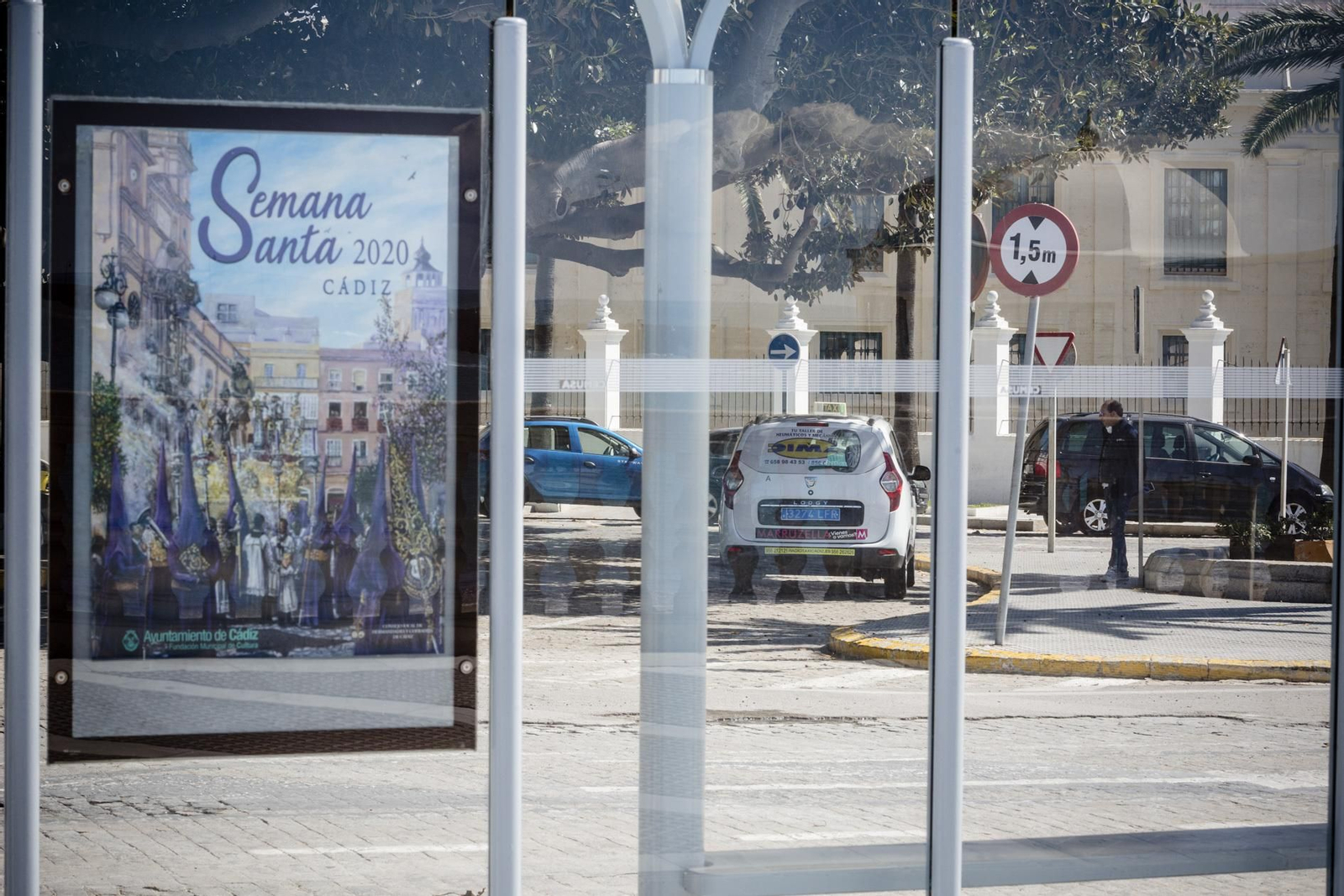 Un cartel anunciando la Semana Santa en un parada de autobús