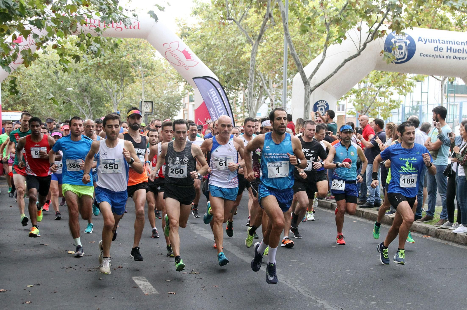 Diferentes momentos de la XXXII Vuelta a Huelva celebrada ayer en la capital onubense.