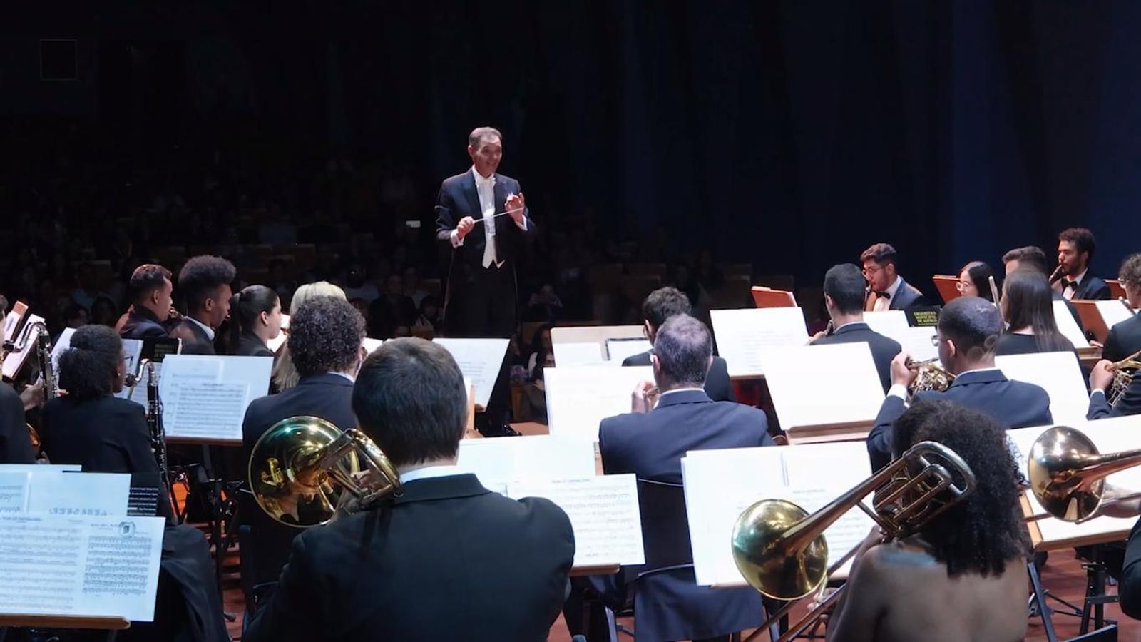 Gutiérrez Juan dirigiendo a la Sinfónica de Lençois Paulista