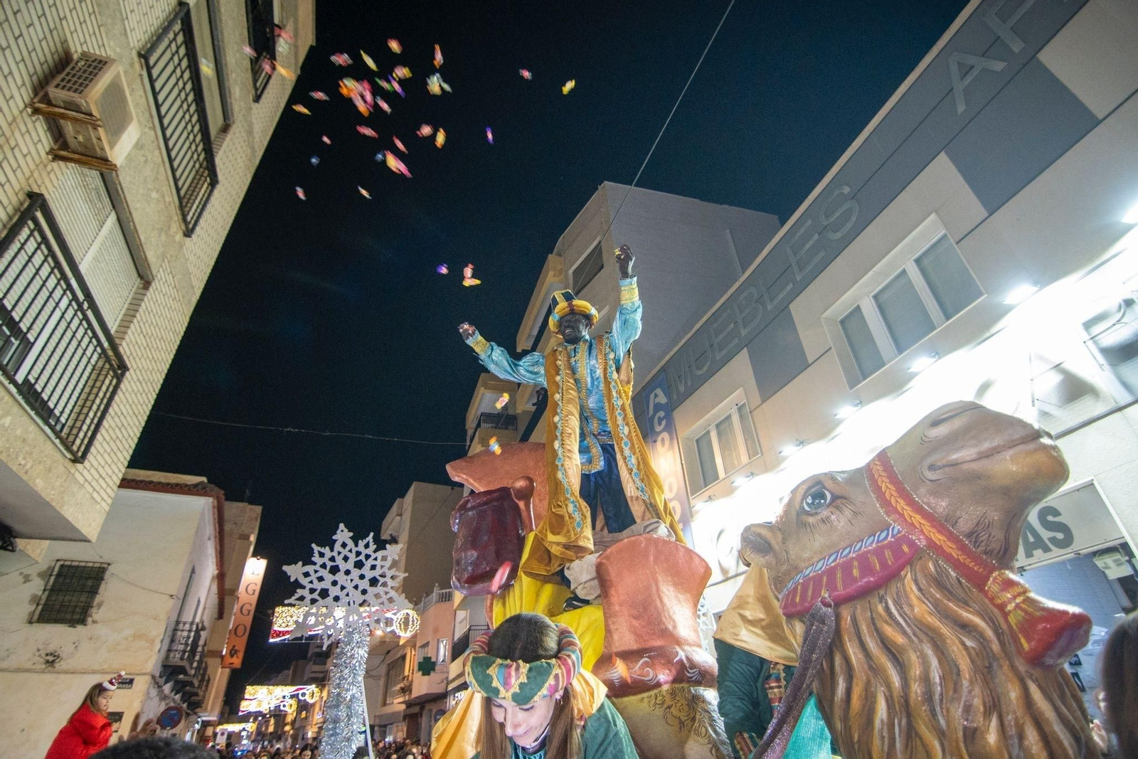 Baltasar saluda a los niños almerienses por las calles del casco antiguo.