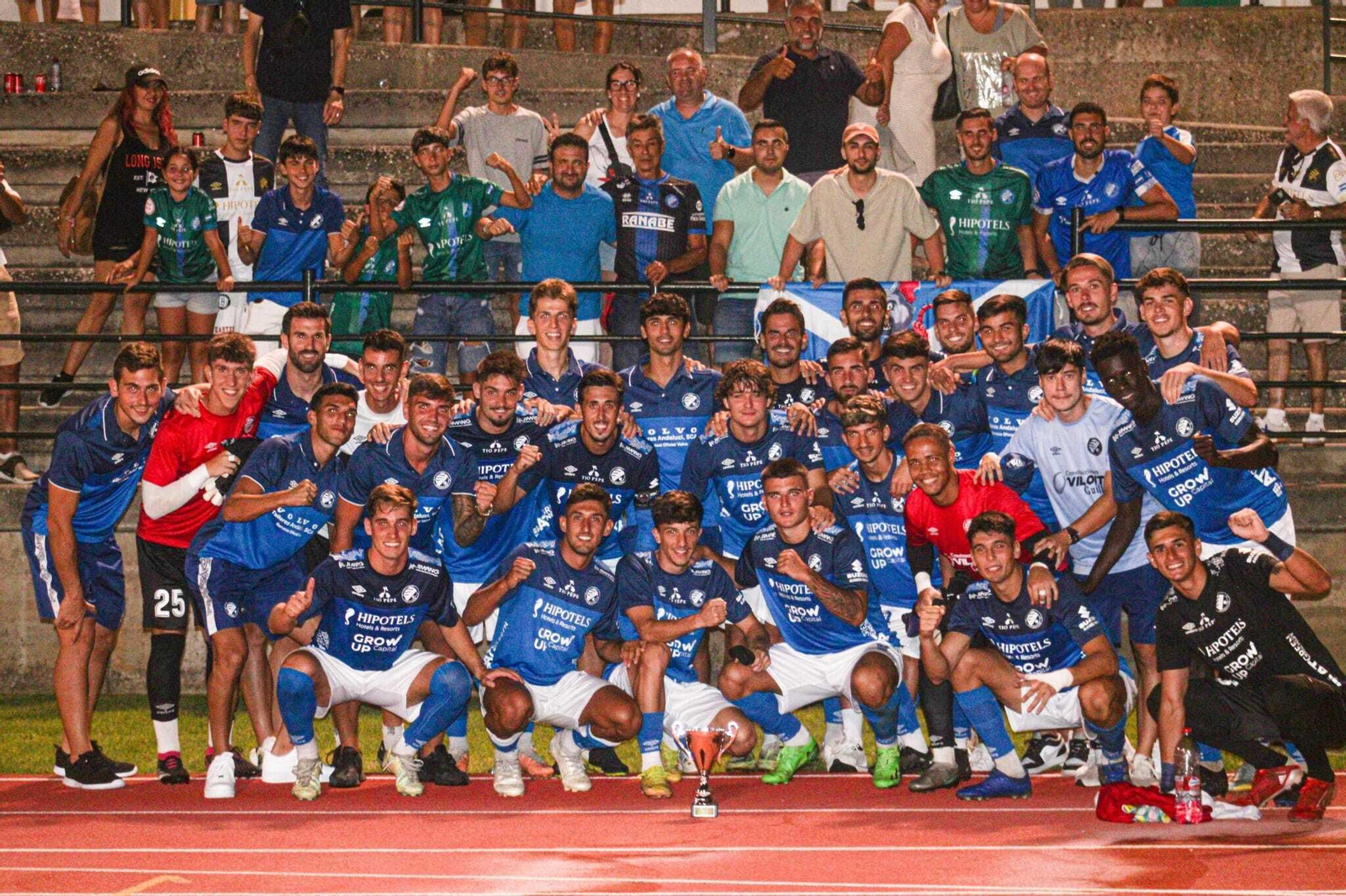 Los jugadores del Xerez DFC posan con el trofeo logrado en El Picacho.