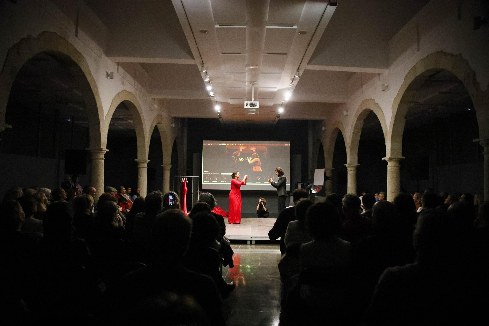 El Centro Andaluz de la Fotografía de Almería presenta el calendario 2025 con la actuación de la bailaora María Moreno, en imágenes