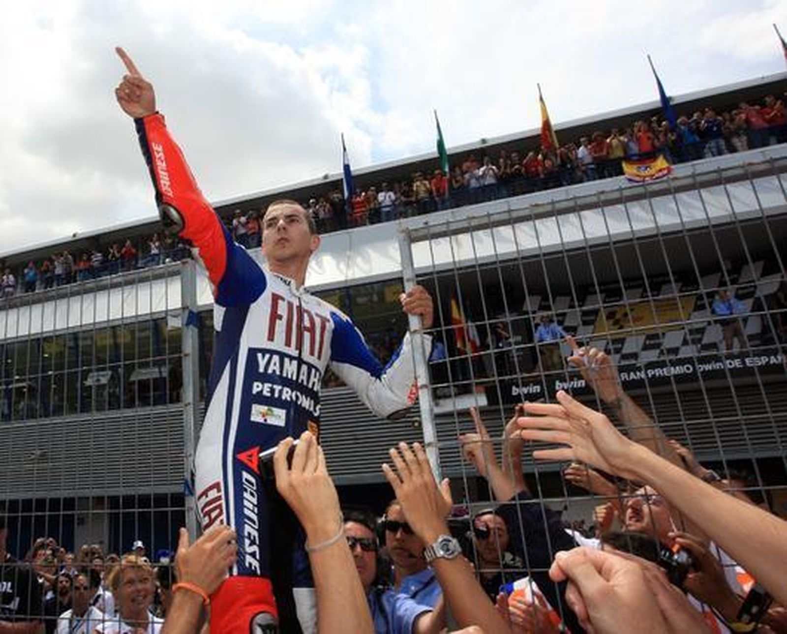 Jorge Lorenzo se impone a Pedrosa en una memorable última vuelta y se hace con su primera victoria en Jerez en la categoría de MotoGP. 

Foto: Juan Carlos Toro y Manuel Aranda
