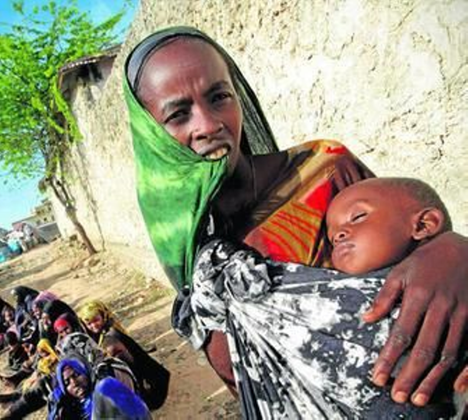 Una mujer sosteniendo a su hijo, ayer en Mogadiscio (Somalia).