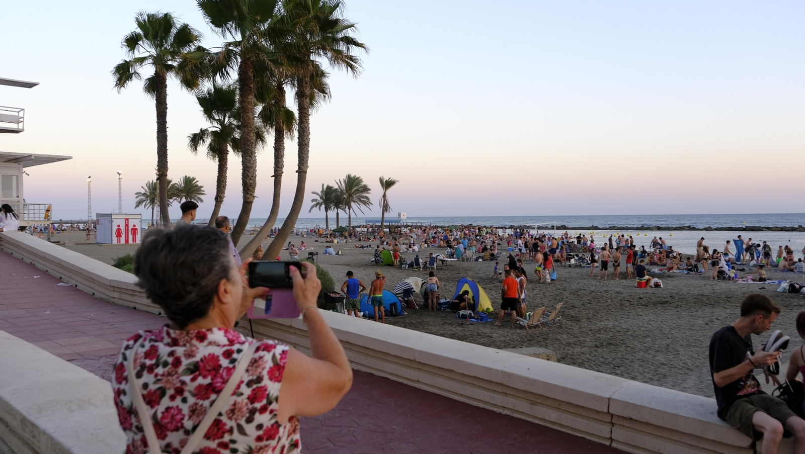Imágenes de las hogueras de la Noche de San Juan en Almería capital