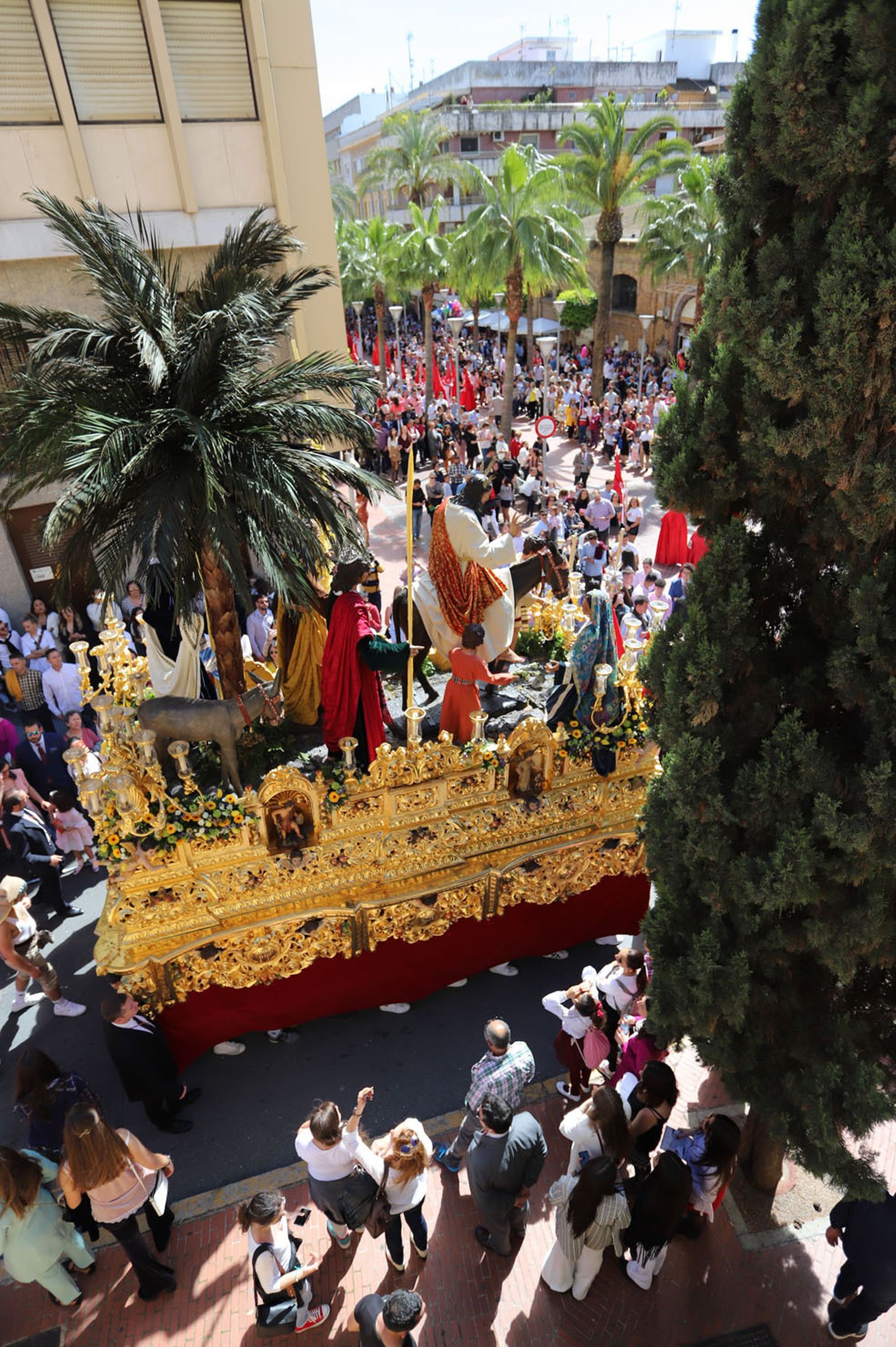 Imágenes del recorrido de la Borriquita  por las calles de Huelva