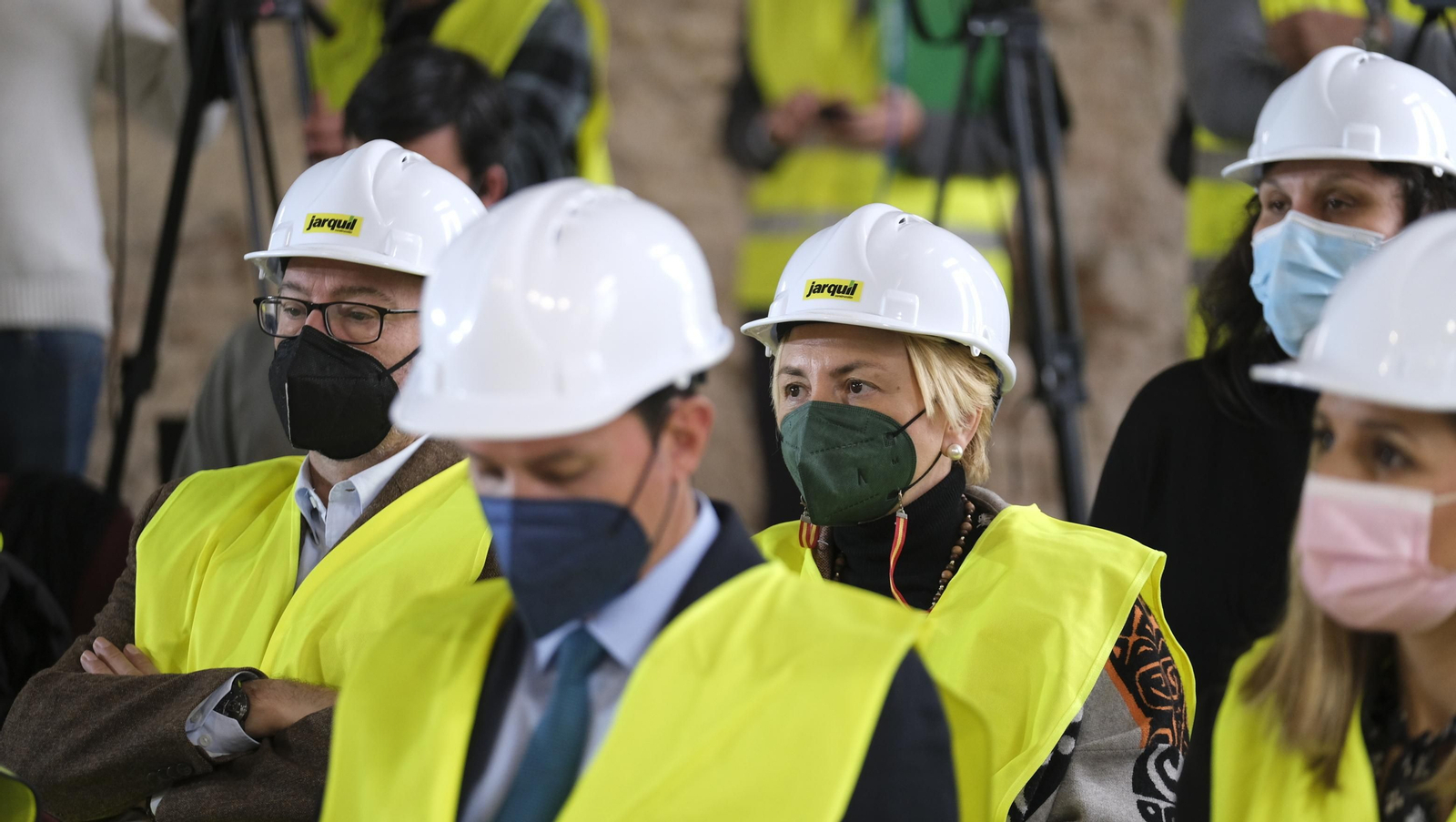 Fotogalería de la visita de Juanma Moreno a las obras del Ayuntamiento de Almería.