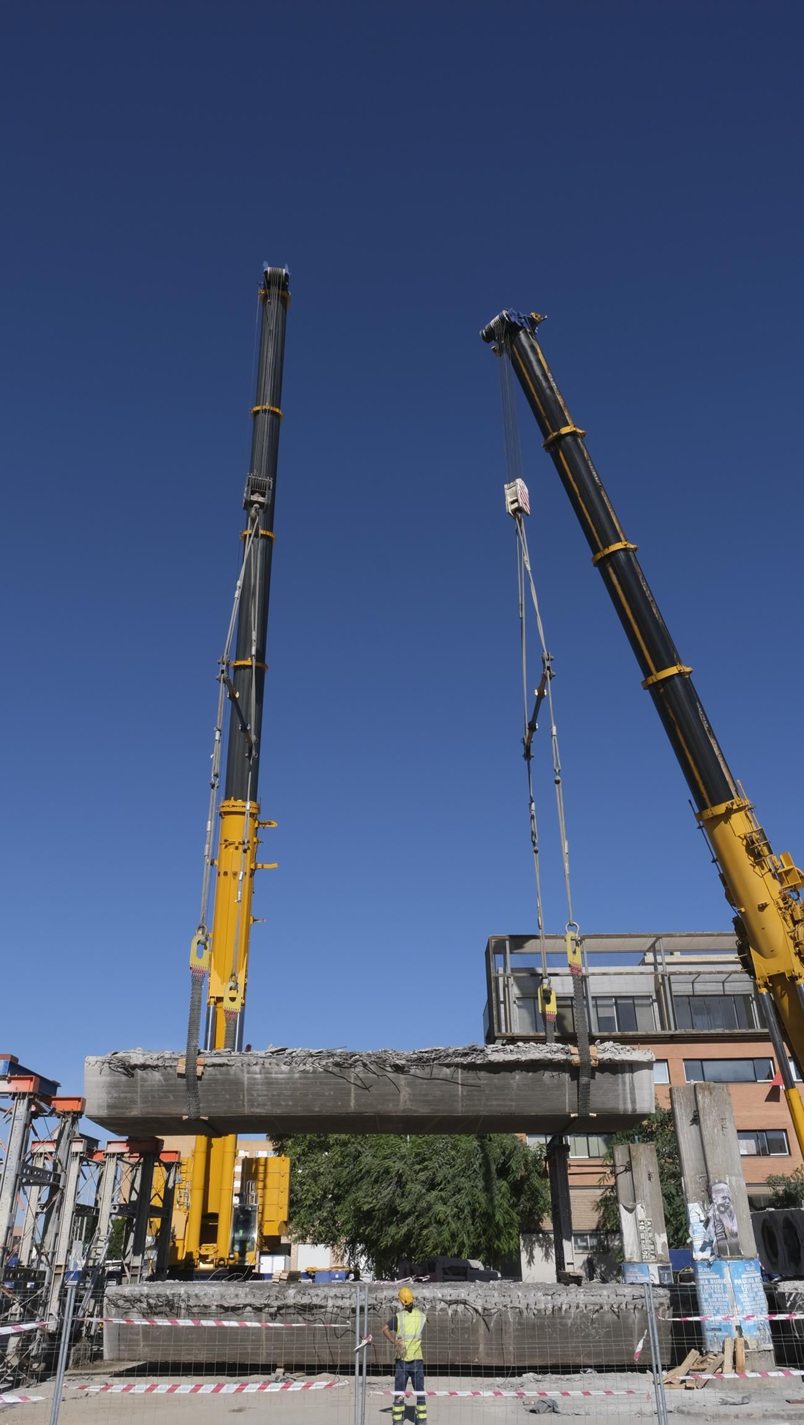 El Puente de la Avenida del Mediterráneo ya es historia, en imágenes