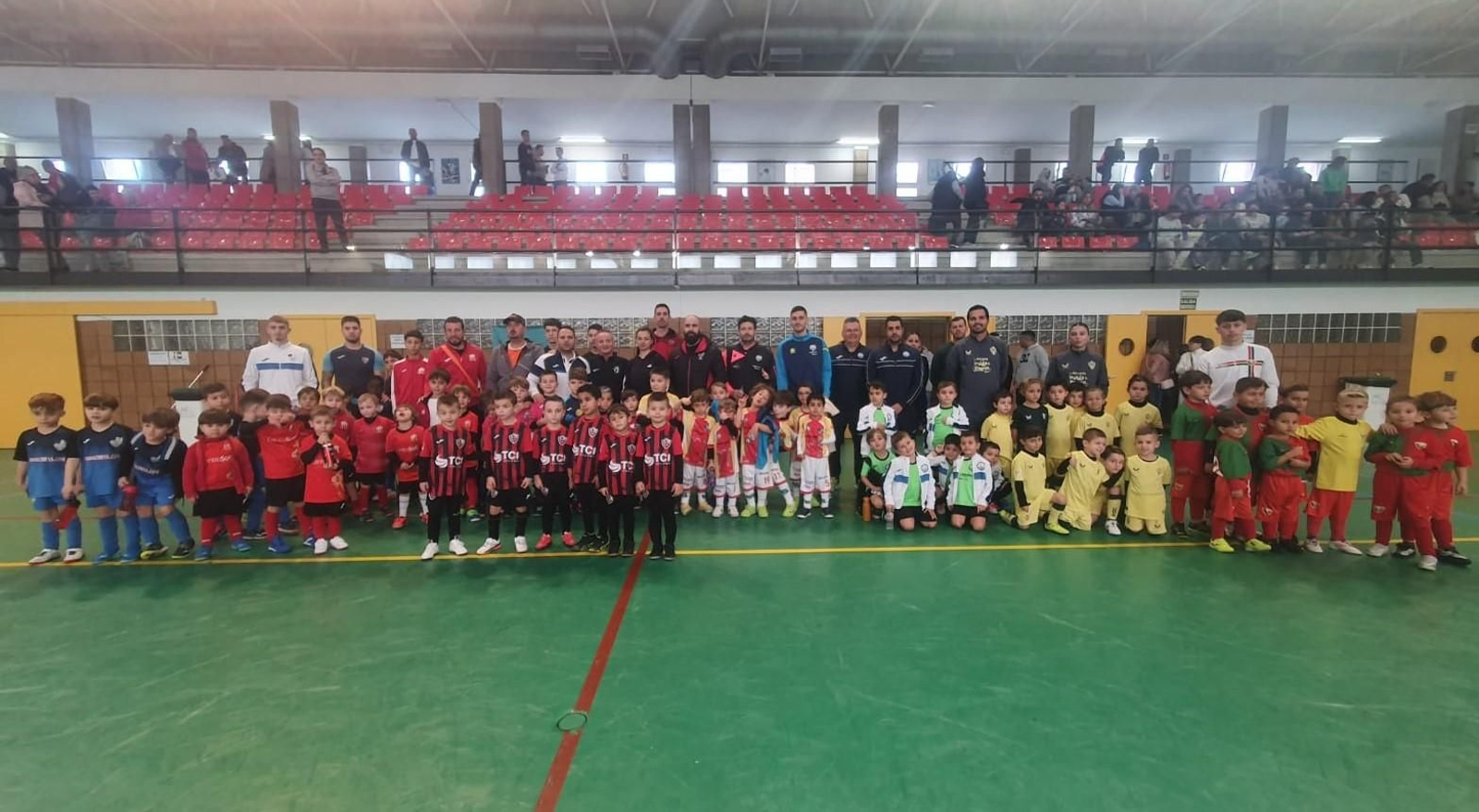 Foto de familia con los distintos conjuntos participantes al término de la jornada de la Liga Bebé.