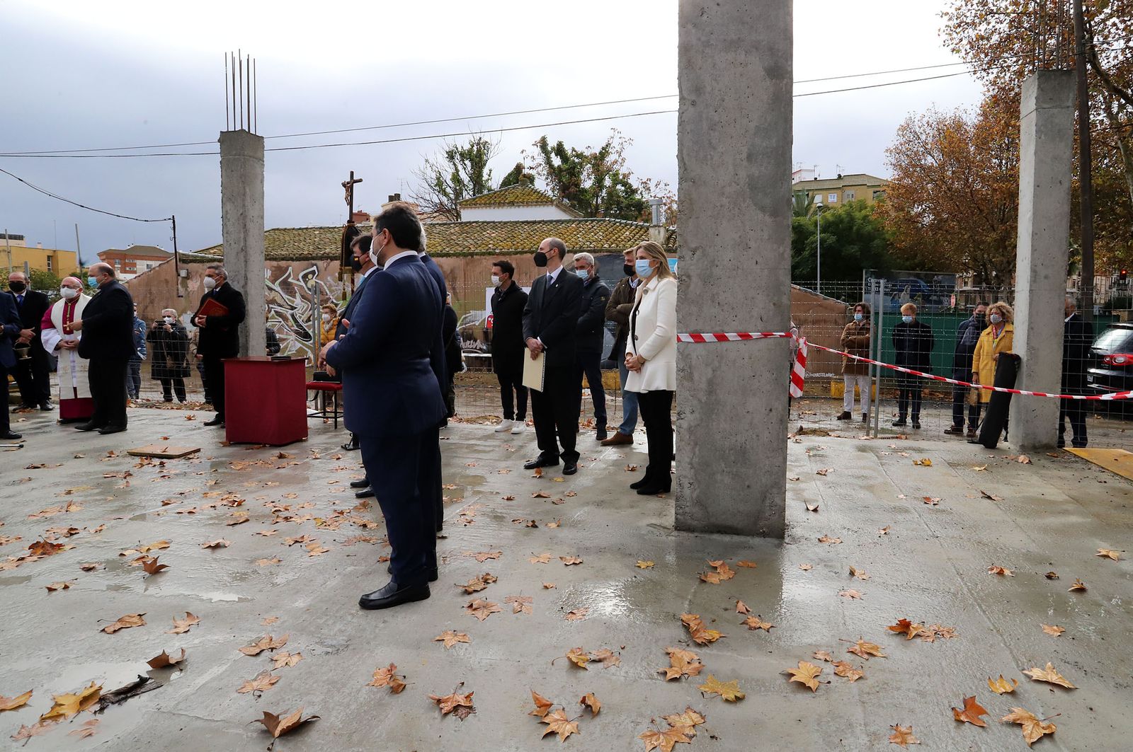 El Obispo de Huelva, Santiago Gómez, coloca la primera piedra de la nueva parroquia de Cristo Sacerdote, en imágenes