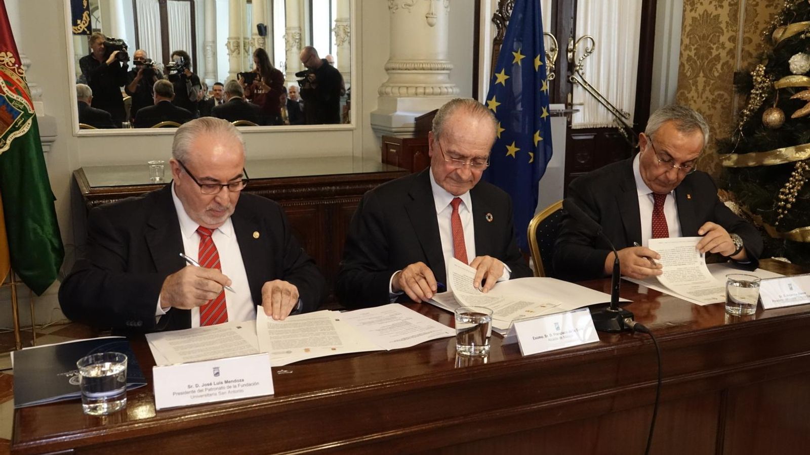 Firma del protocolo de intenciones entre el Ayuntamiento, la UCAM y el COE.