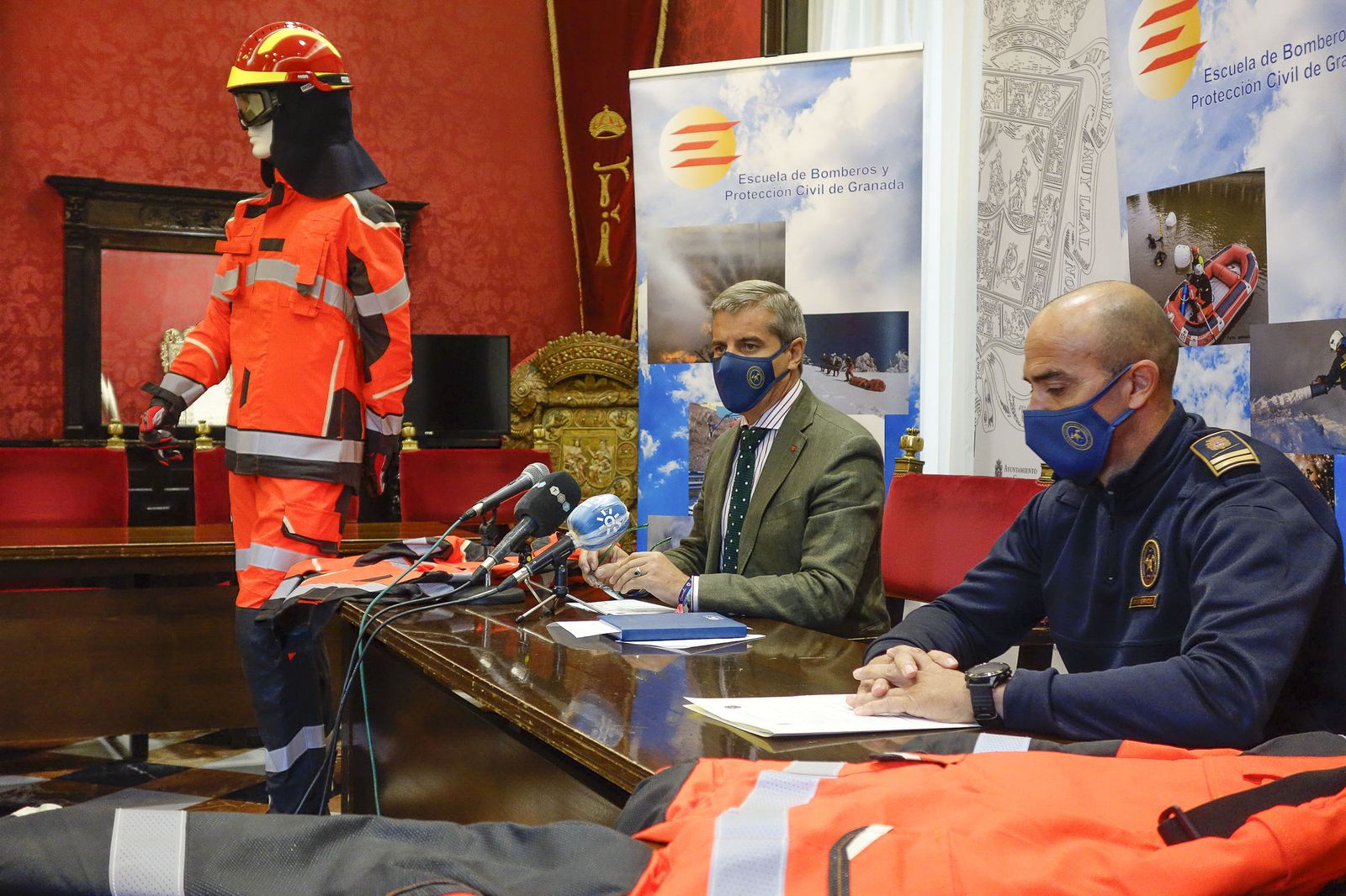 Presentación de la nueva equipación de los Bomberos de Granada