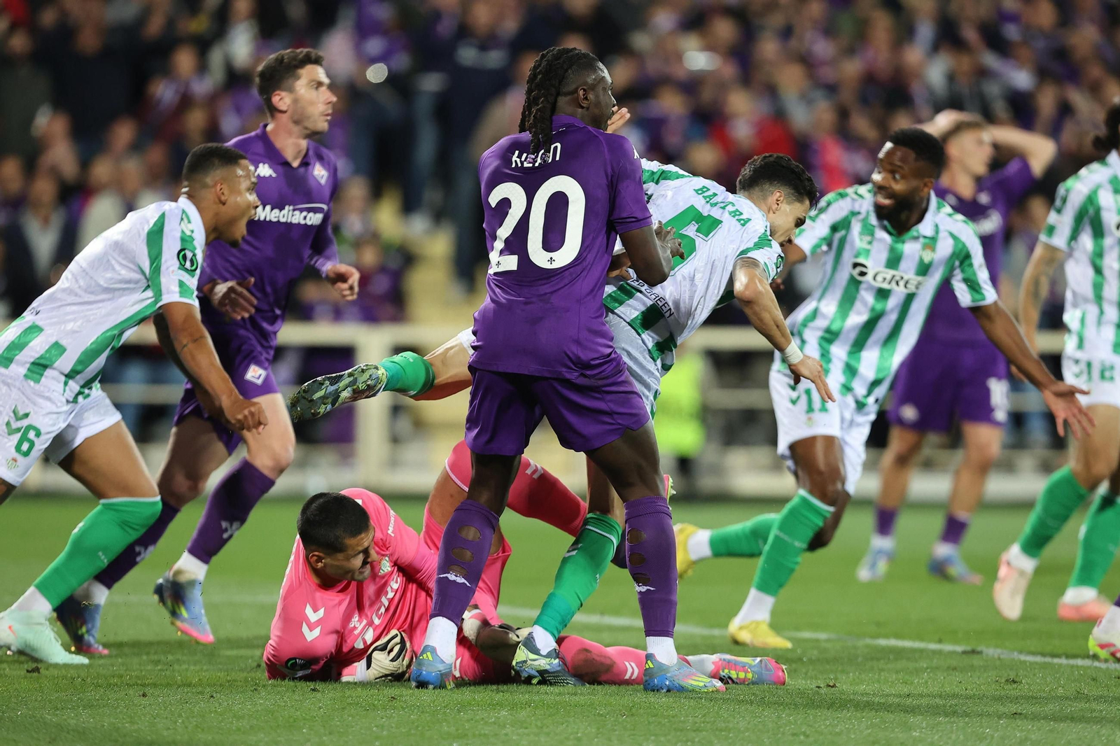 Las fotos del Fiorentina-Betis de la Conference League