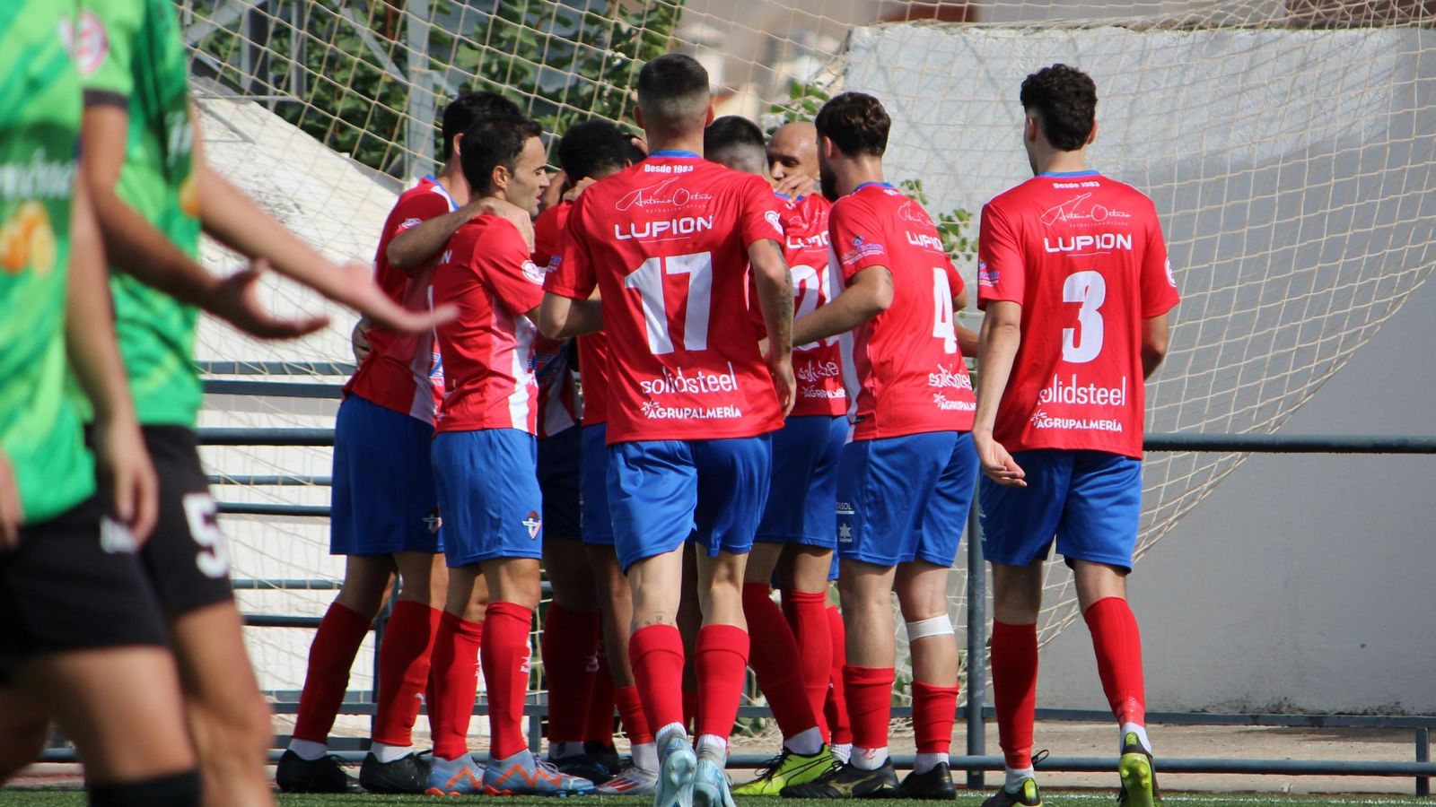 Los almerienses celebran el tanto de Josema con el que empataban el partido ante los granadinos.