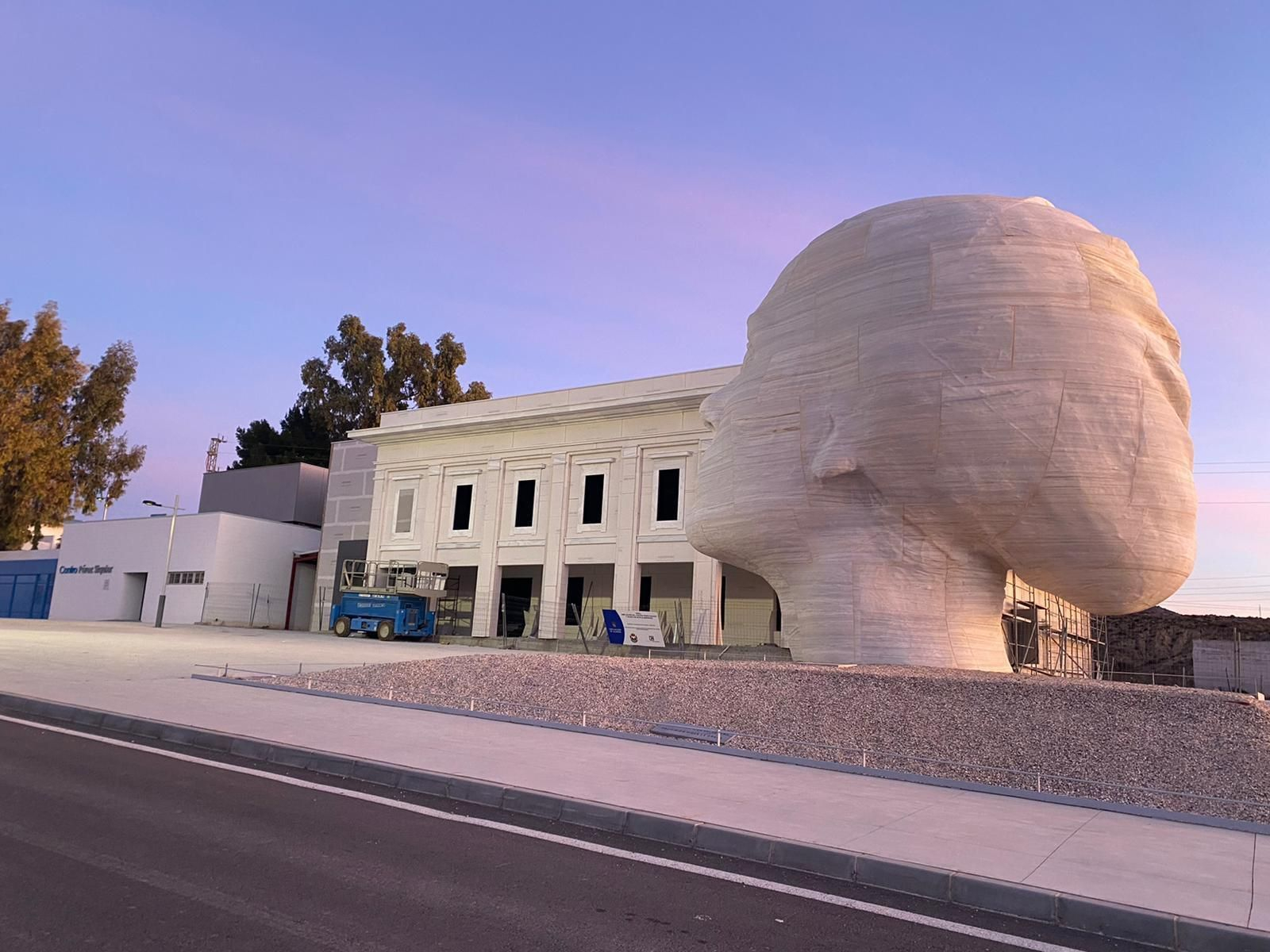 El Centro Pérez Siquier camina hacia su segunda fase. La Cabeza de la Mujer del Almanzora, de Antonio López, todo un emblema