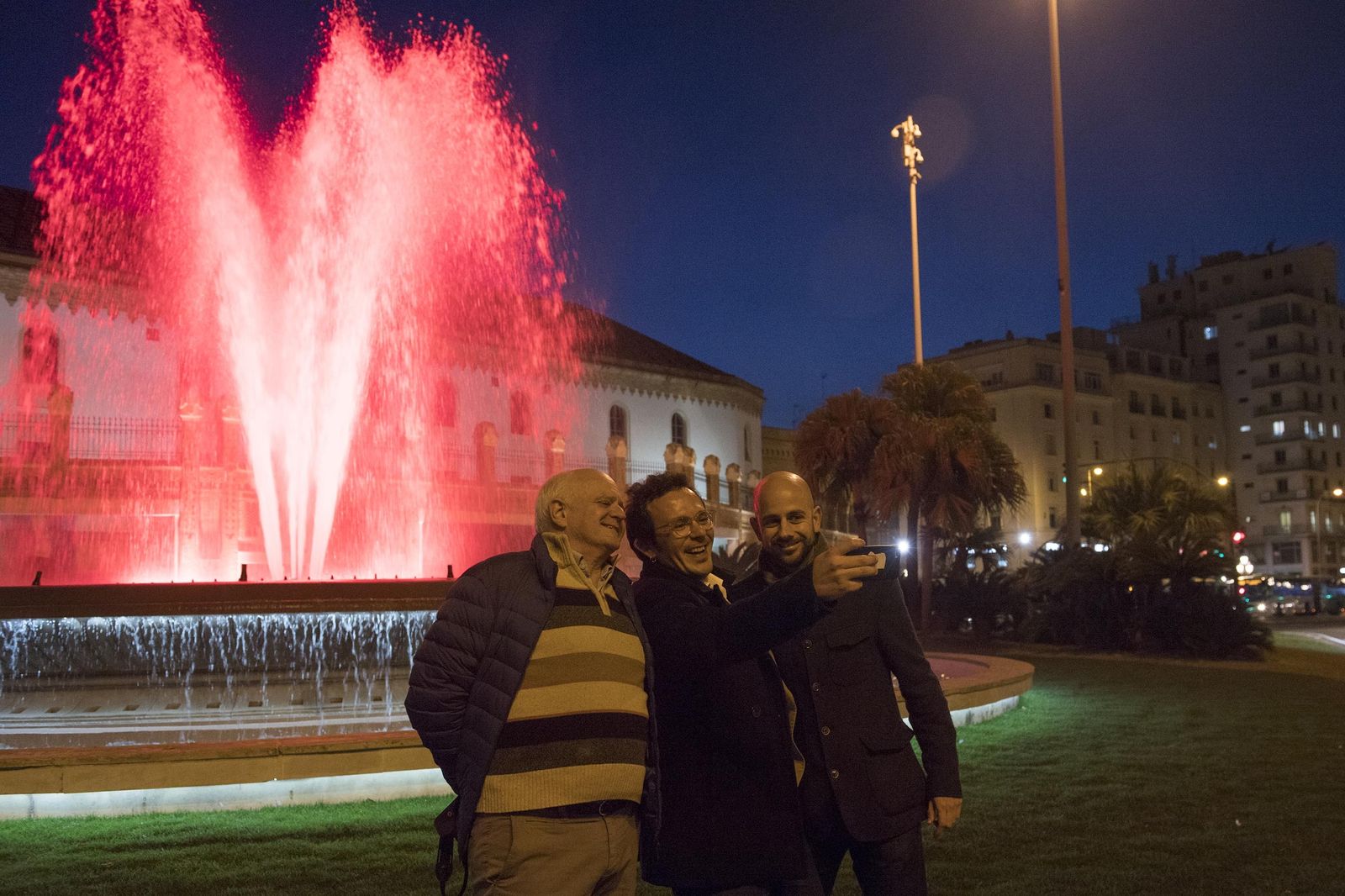 El alcalde se hace un 'selfie' con el concejal Álvaro de la Fuente y el gerente de Aguas de Cádiz.