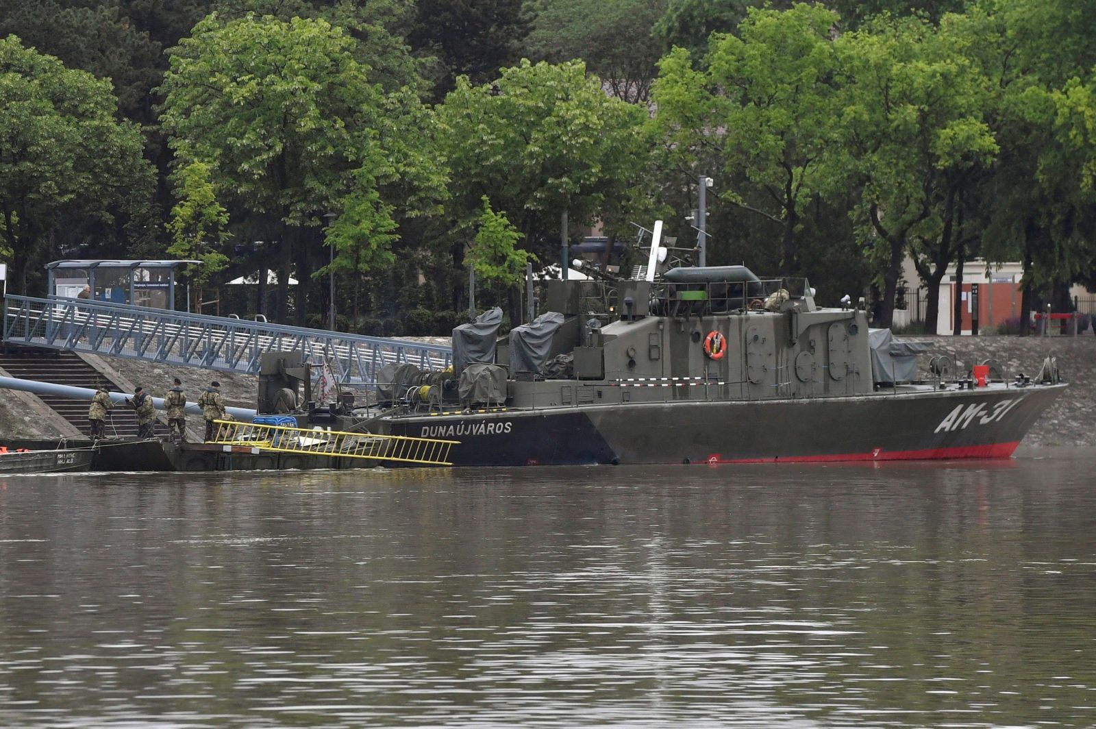 El rescate de las víctimas del naufragio de un barco turístico en el Danubio, en imágenes
