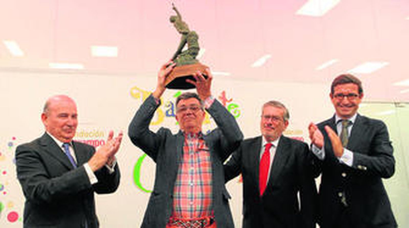 El comparsista Joaquín Quiñones recibe el premio Baluarte del Carnaval 2014, que entrega la Fundación Cruzcampo, en la cena-gala celebrada anoche en el Parador Hotel Atlántico.