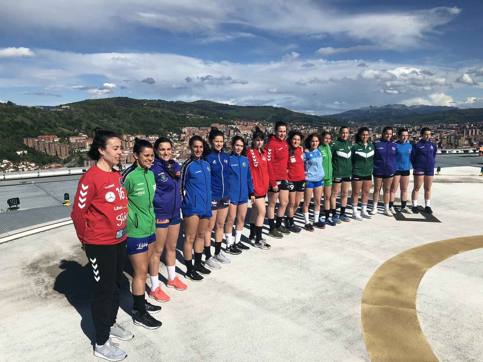 Las jugadoras, entre ellas las del Rincón Fertilidad, en la Copa de Barakaldo