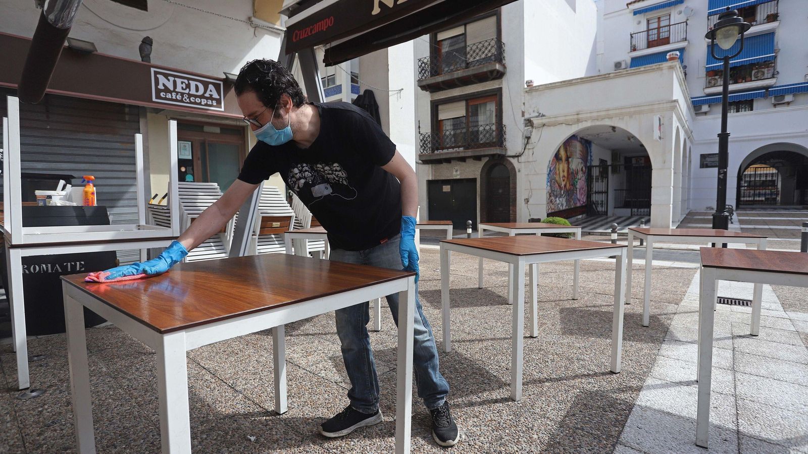 Preparativos para reabrir los bares y restaurantes en mayo de 2020.