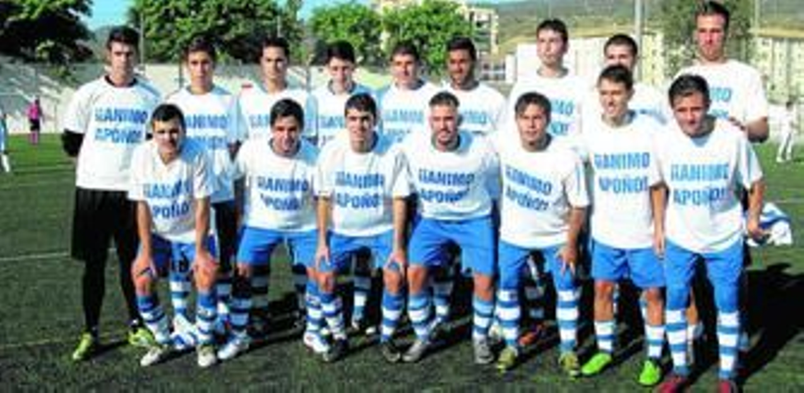 Los jugadores del 26 de Febrero forman antes del encuentro portando camisetas de apoyo al malaguista Apoño.