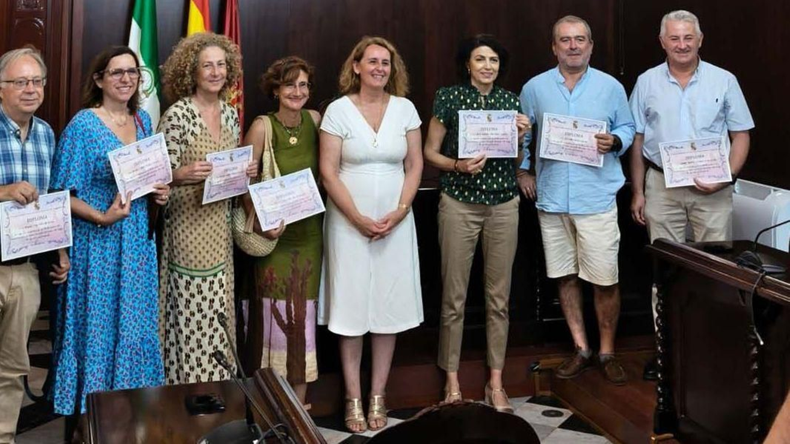 La alcaldesa junto a los docentes jubilados