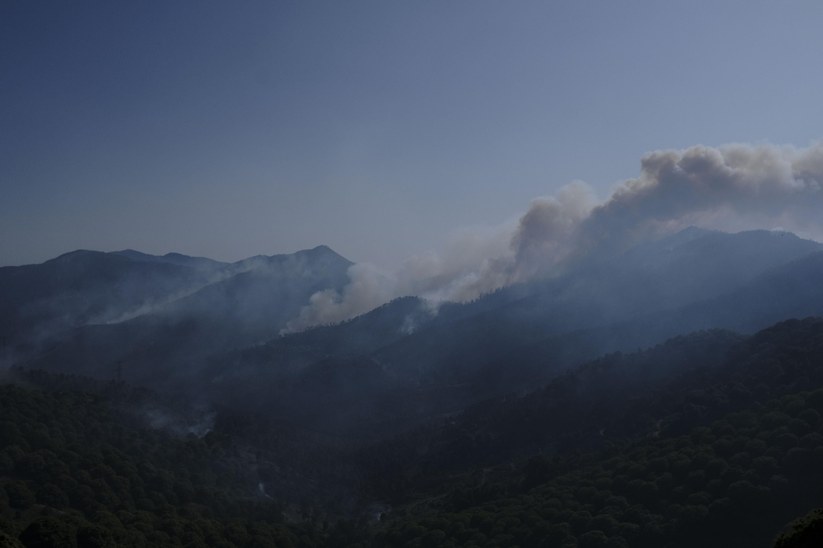 Las fotos del tercer día del incendio en Sierra Bermeja