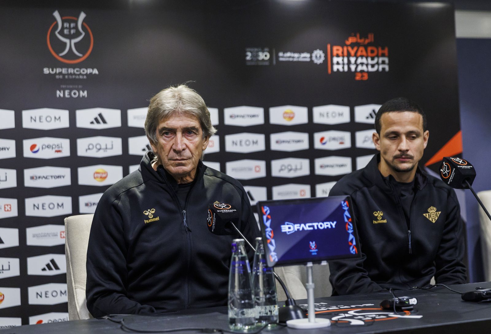 Pellegrini, junto a Luiz Felipe, en rueda de prensa.