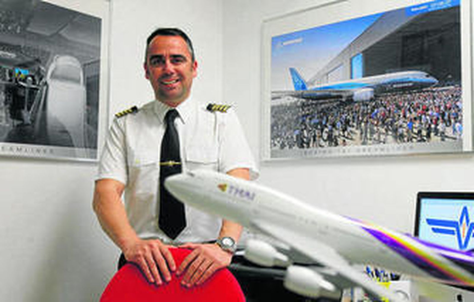 El piloto Patricio Barrado en el despacho de la sede de su empresa Idea Aviación.