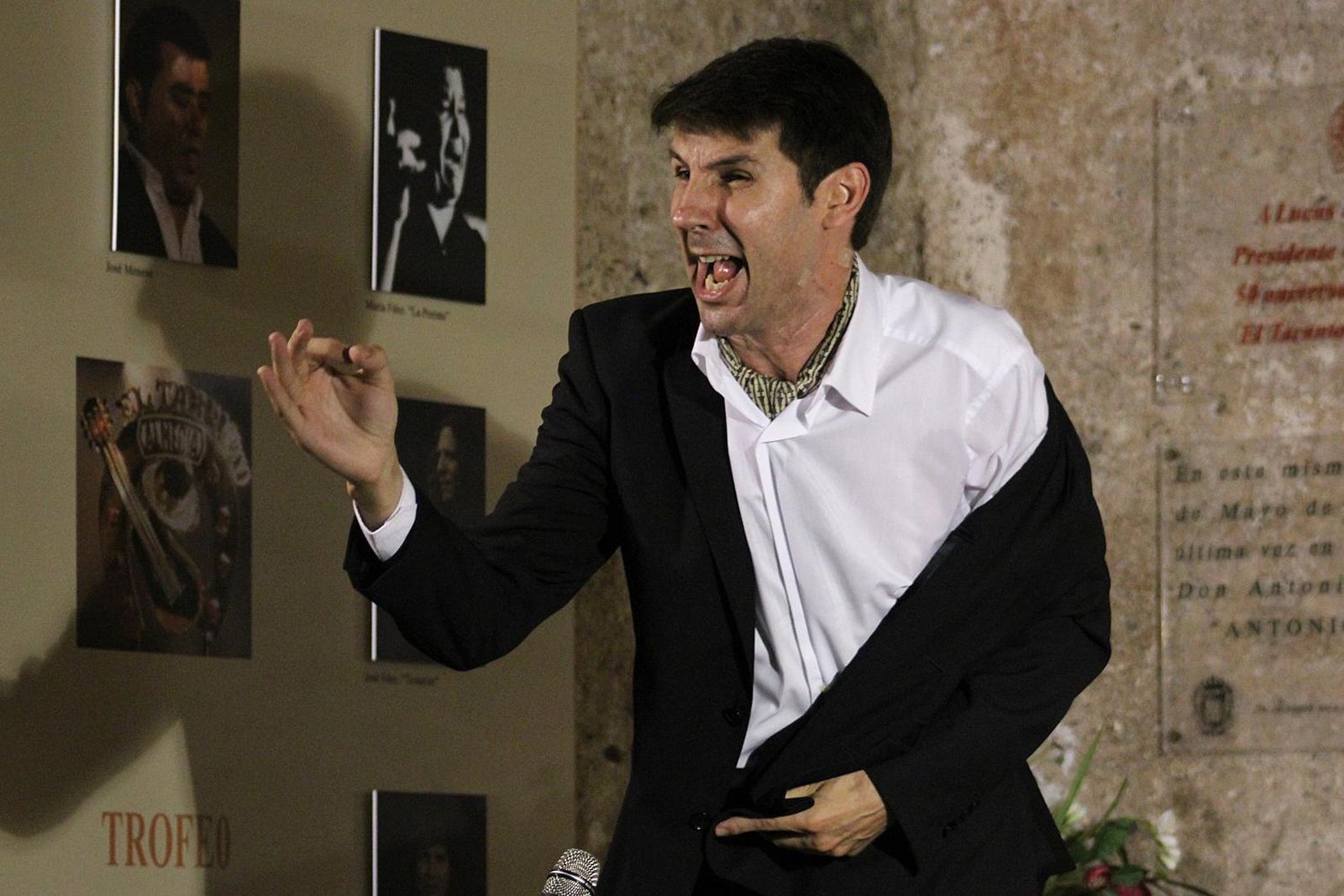 Perico El Pañero durante una actuación.