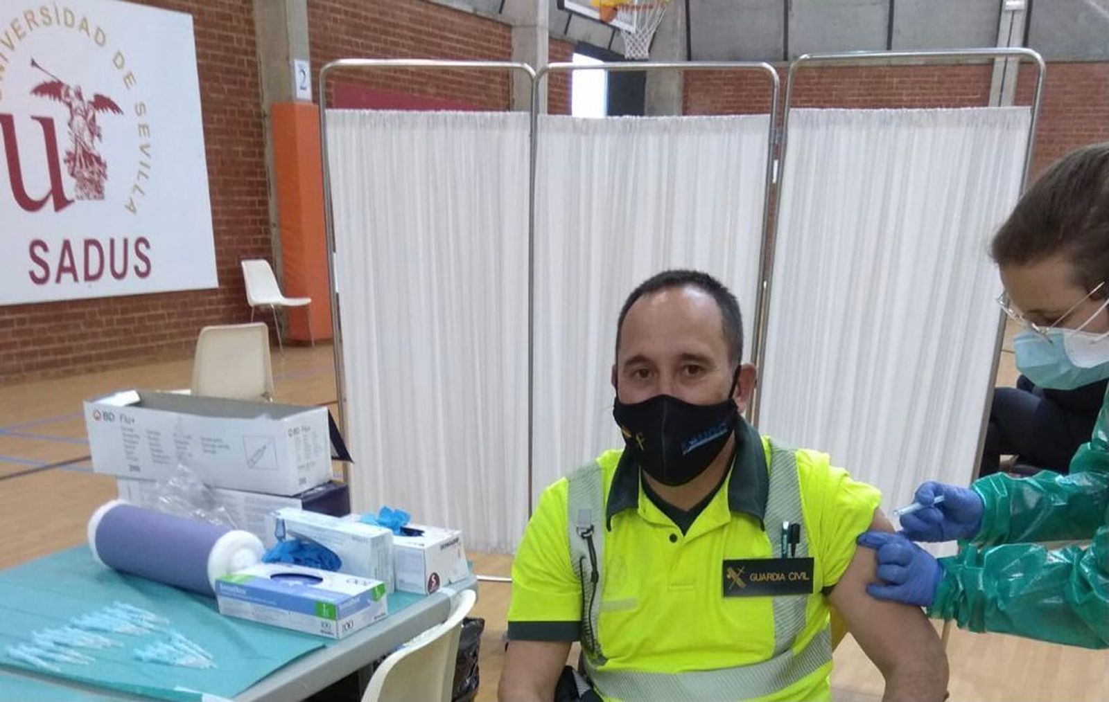 Un agente de la Guardia Civil es vacunado en Sevilla.