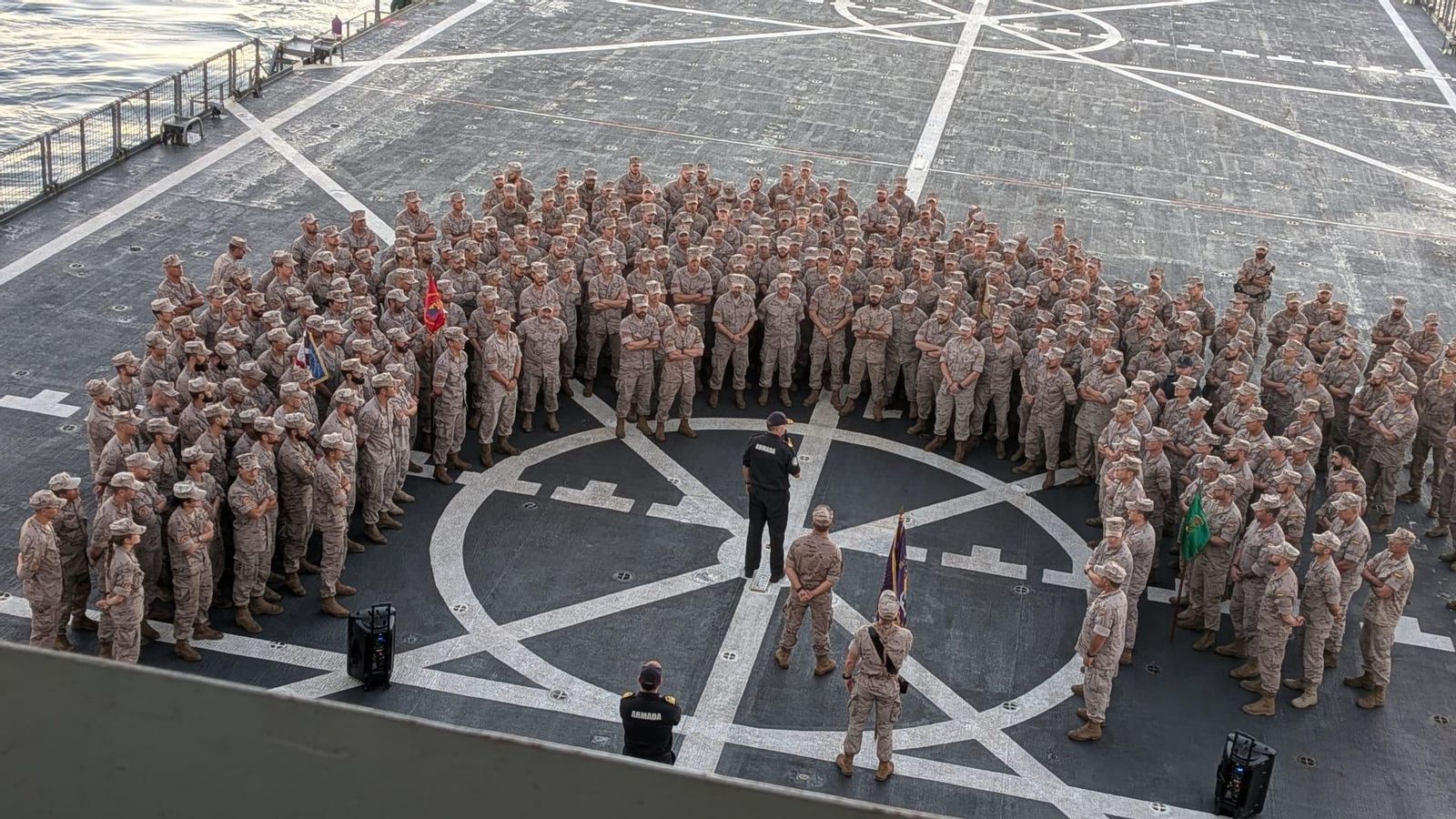 El contralmirante Antonio González-Tánago de la Lastra se reúne con los infantes de Marina antes de la llegada.
