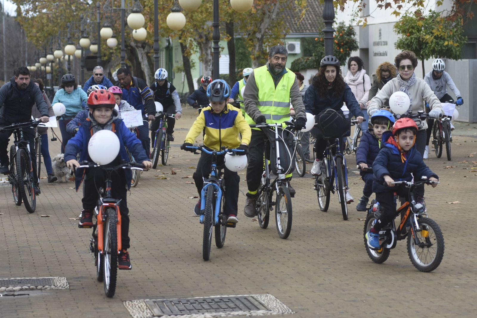 Participantes en una ruta en bicicleta.
