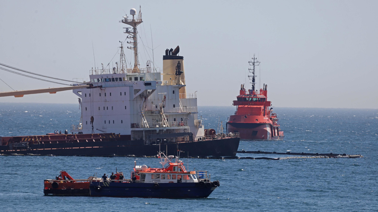 Fotos del hundimiento controlado del buque OS35 en Gibraltar
