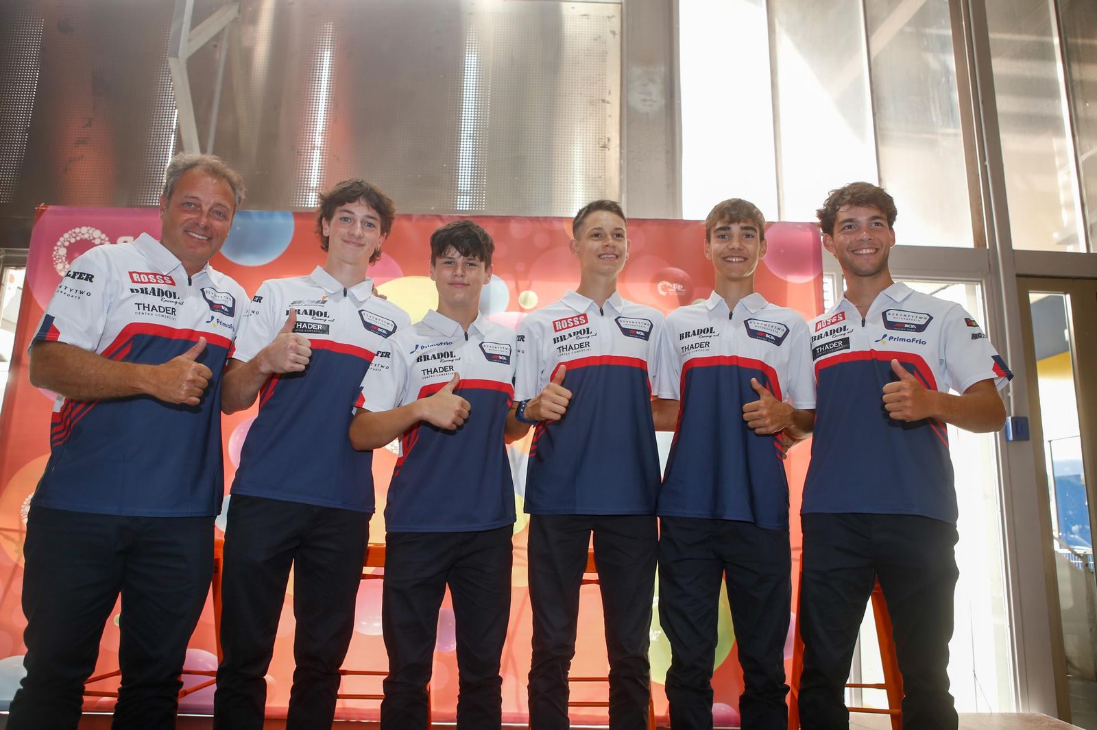 Las fotos de la visita del campeón del Mundo Emilio Alzamora al centro comercial Bahía Plaza de Palmones (Los Barrios)