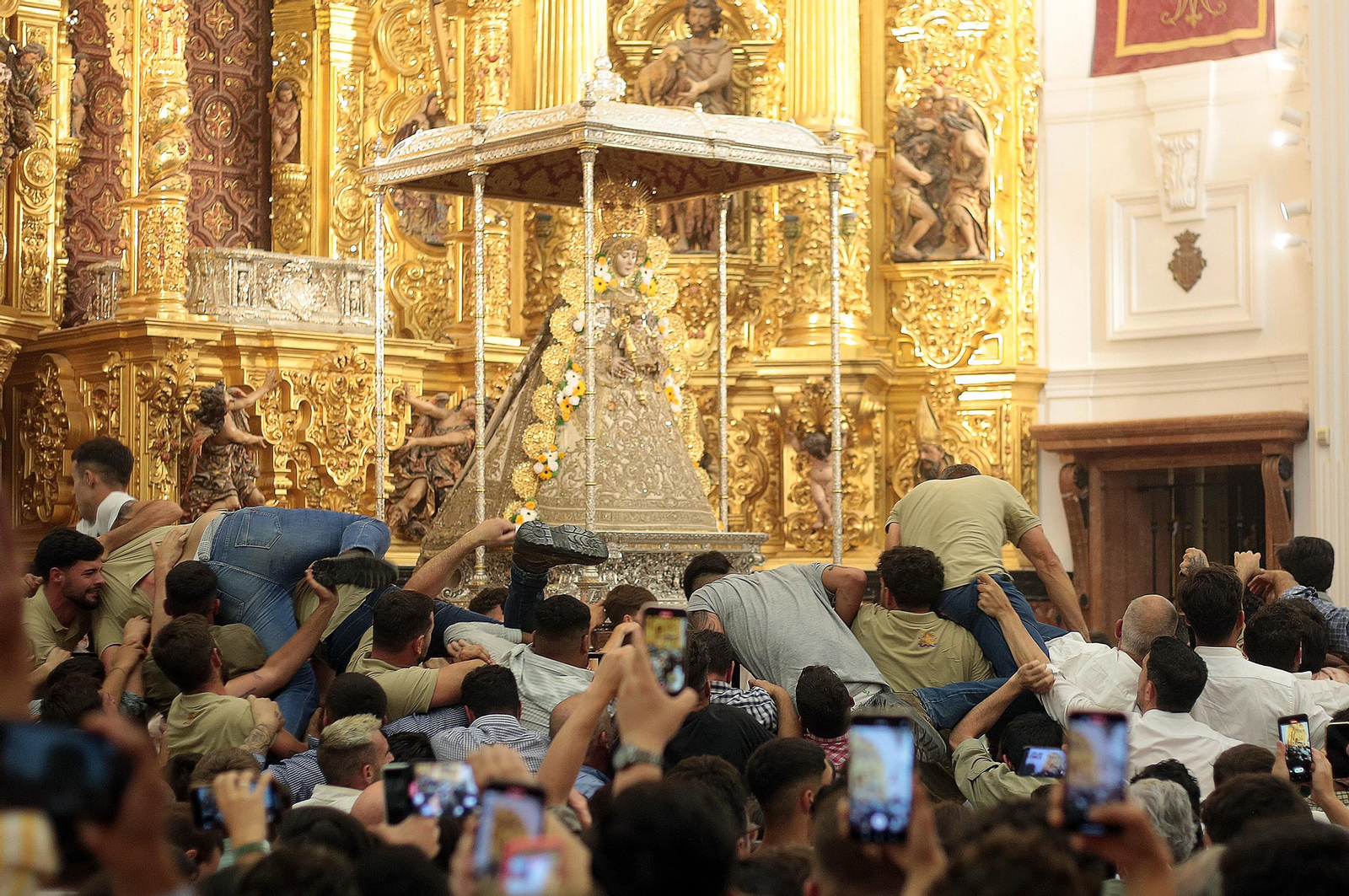 El Rocío 2023: Salto a la reja y procesión de la Virgen del Rocío en imágenes