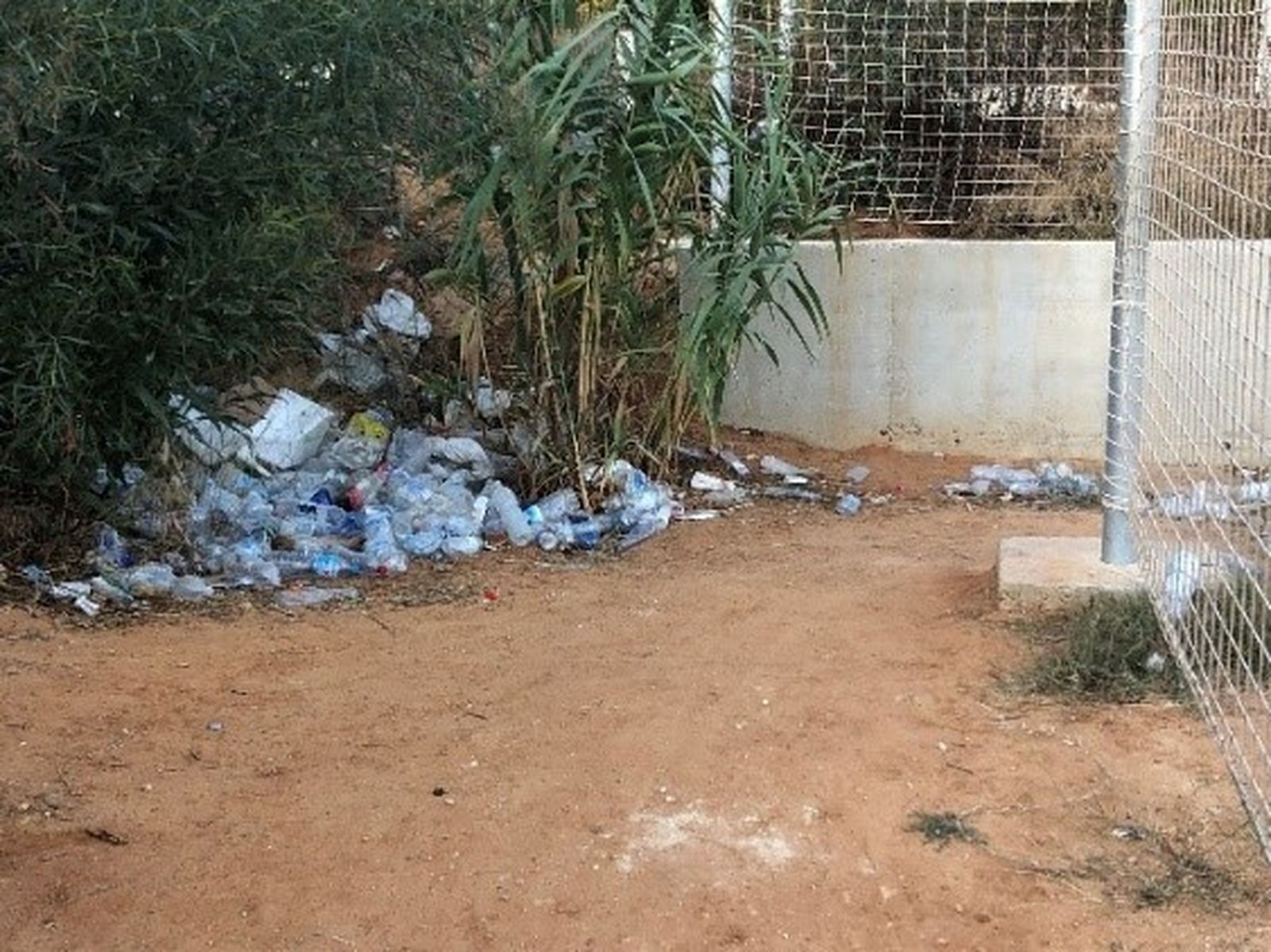 Una imagen de la suciedad que se acumula en el campo de fútbol del Águila.