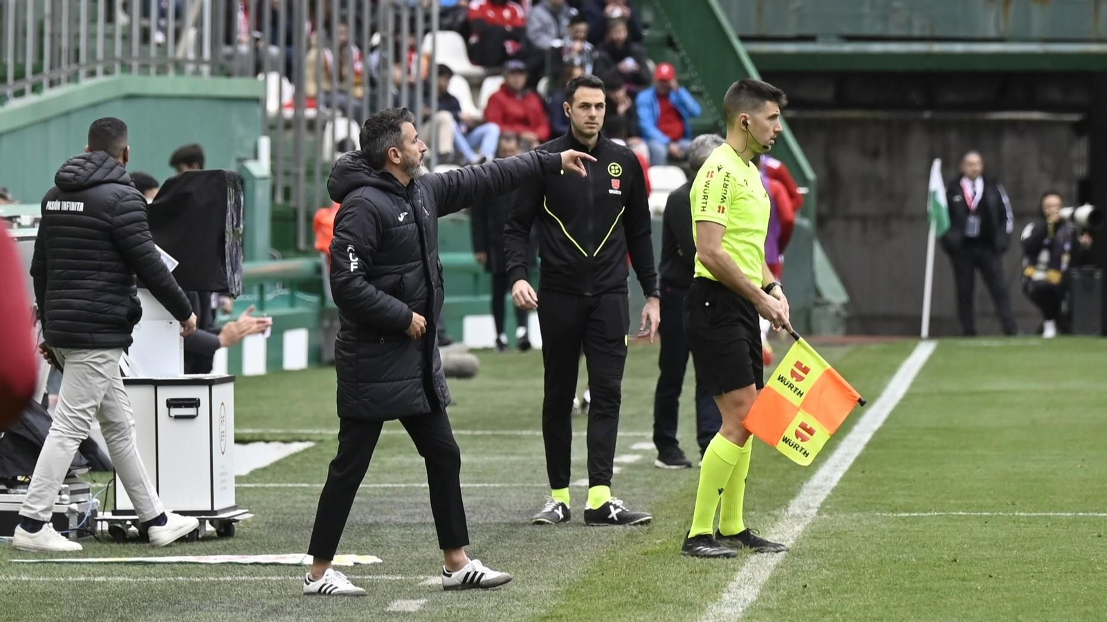 Iván Ania da órdenes durante un lance del encuentro.