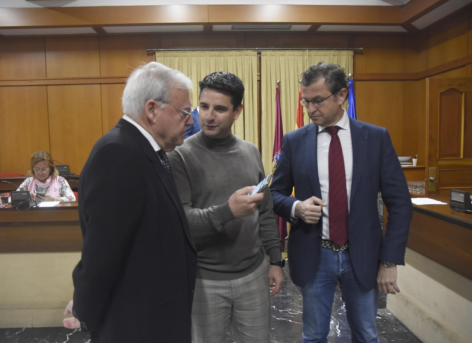 Pedro García conversa con Emilio Aumente en compañía de David Dorado.