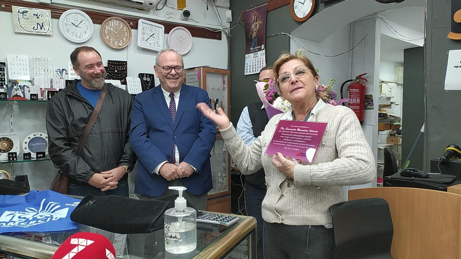 Homenaje a Encarnación Manosalvas por su trayectoria en el comercio.