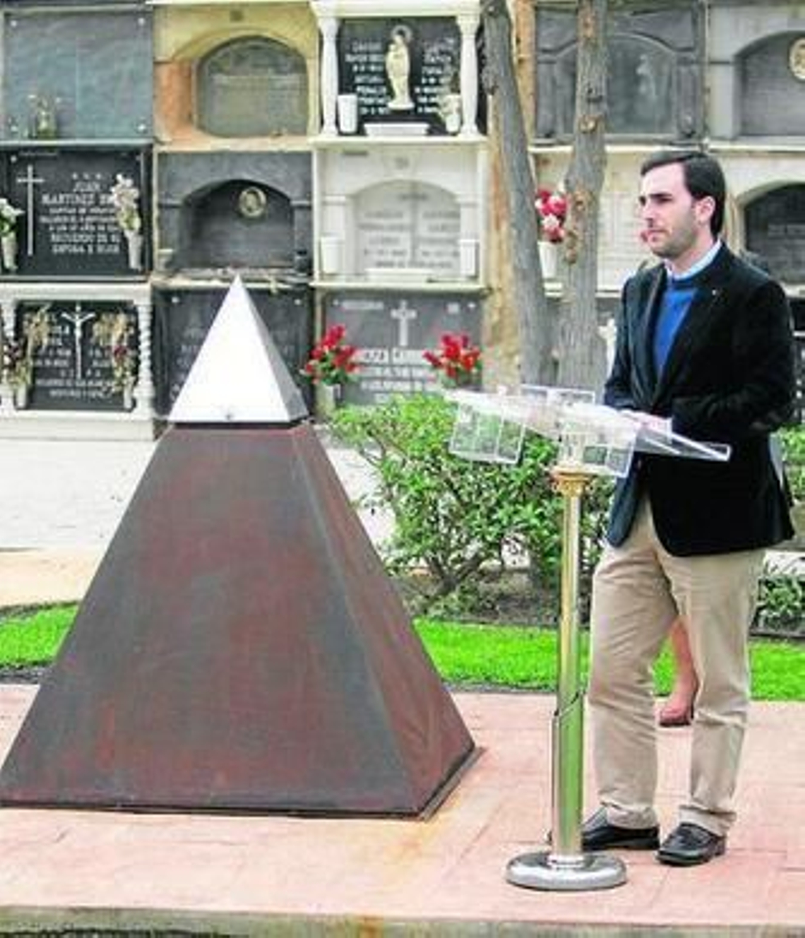 Inauguración del jardín del recuerdo del cementerio de San José.