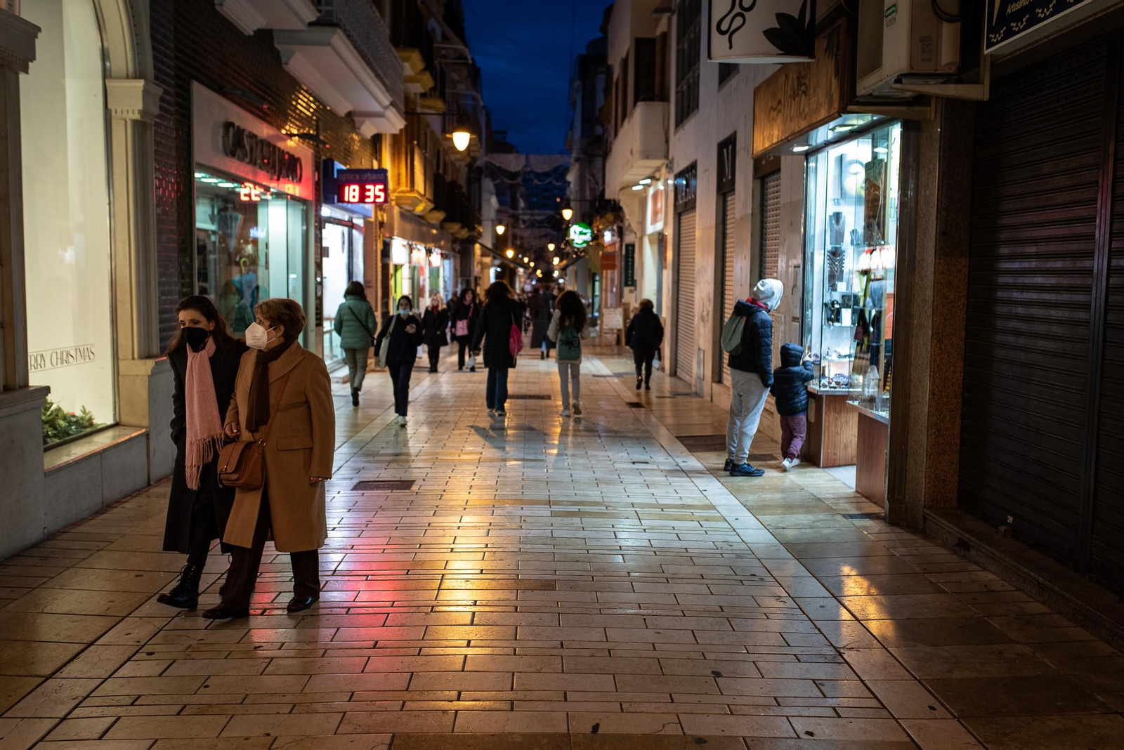 Ambiente en la capital onubense en la noche de ayer.