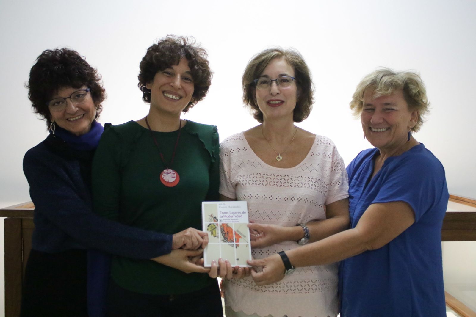 Olalla Castro posa antes de la presentación de uno de sus últimos ensayos en Granada.