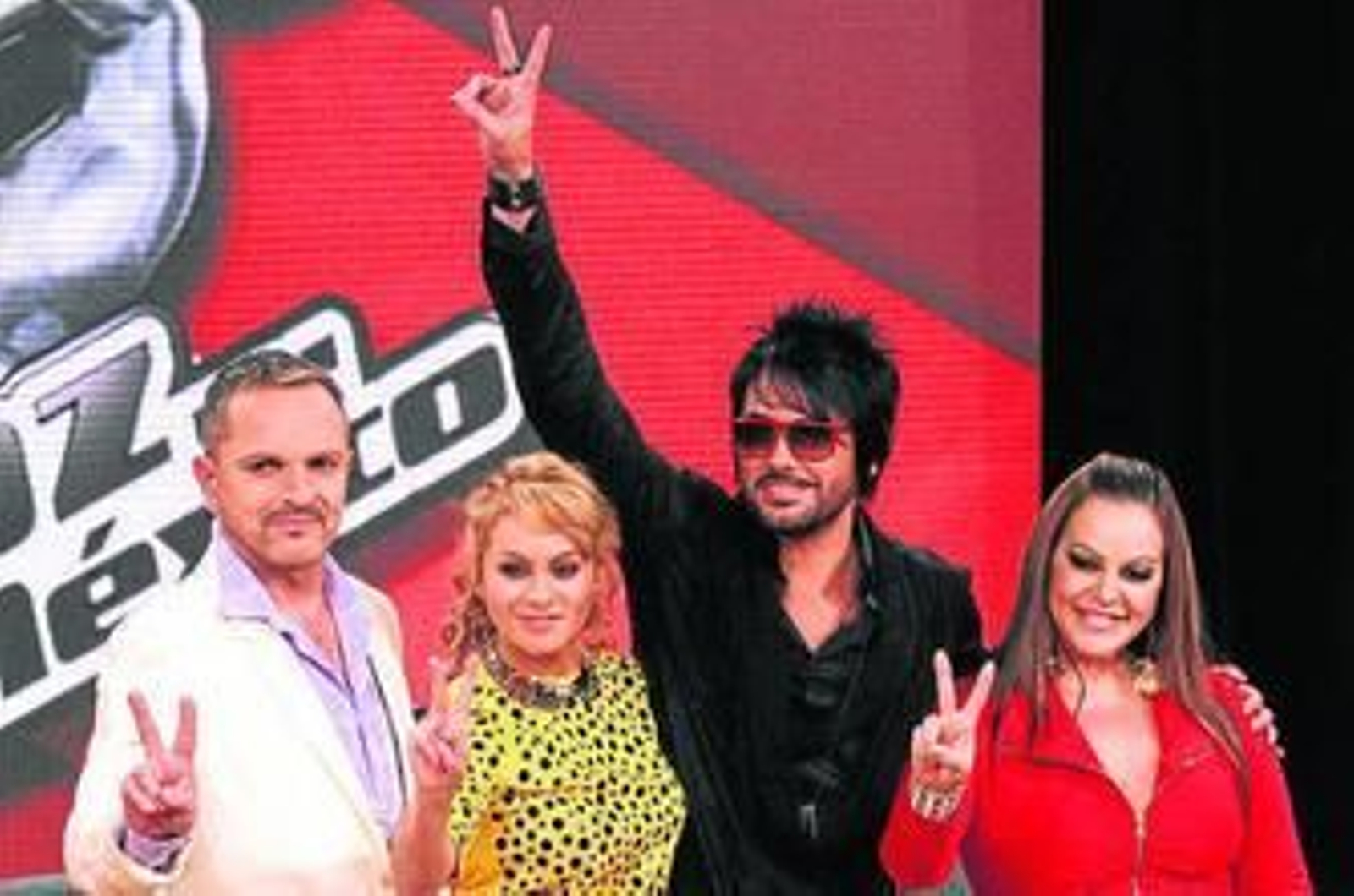 La fallecida Jenni Rivera, a la derecha, junto a Bosé, Rubio y Beto Cuevas.
