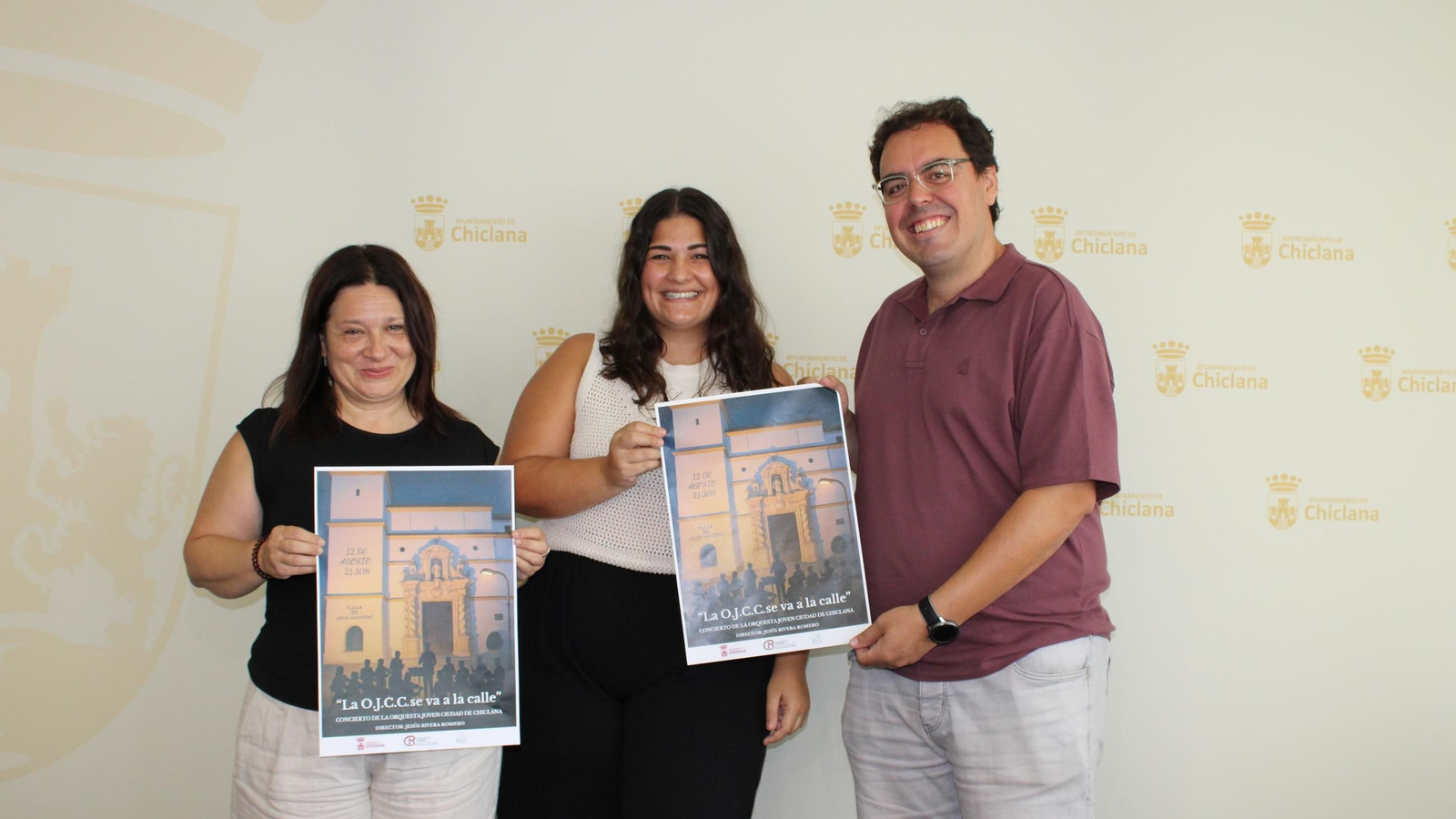 Los participantes en la rueda de prensa muestran el cartel de esta actividad.